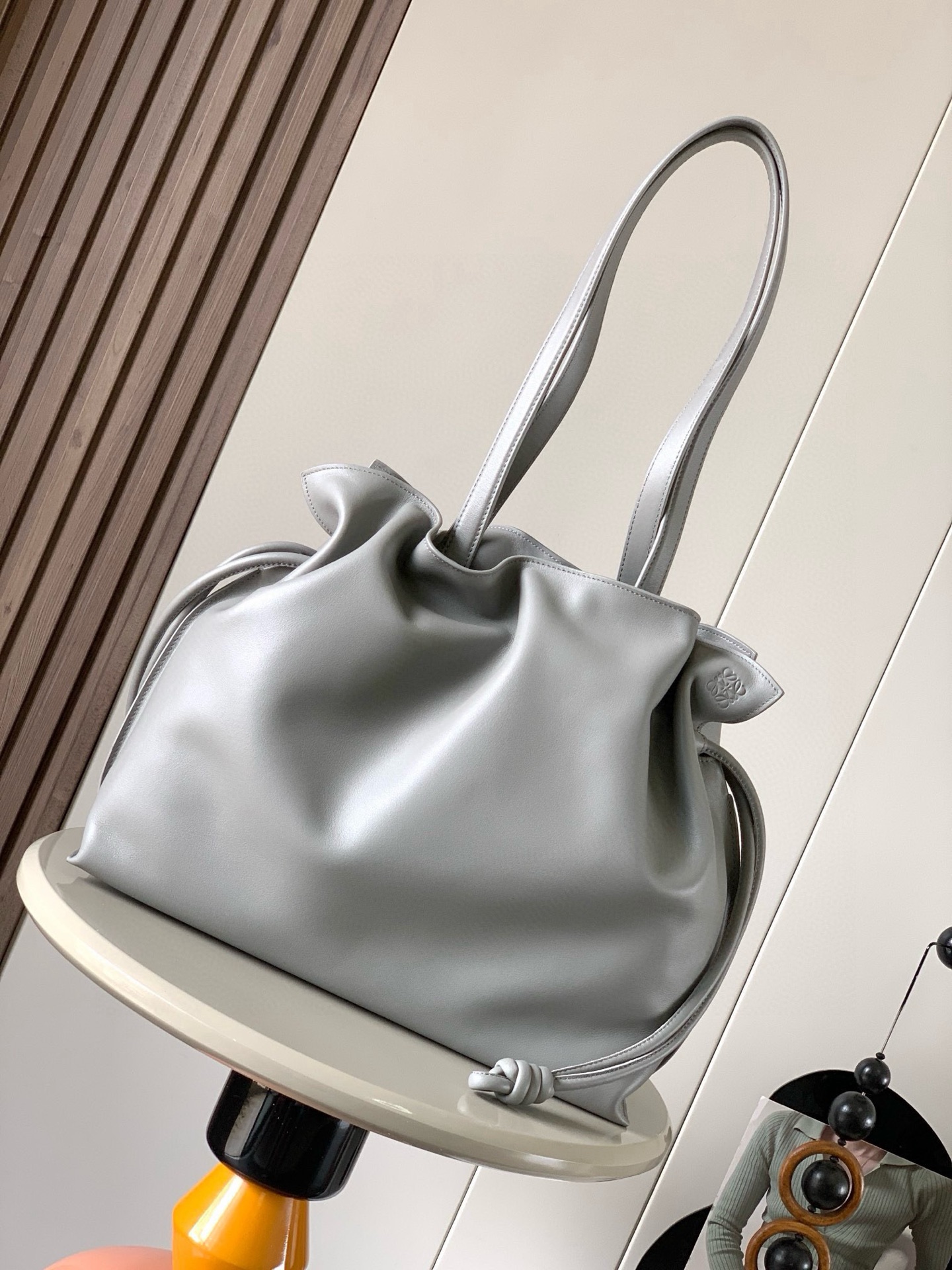 NO:206930,The new lucky bag 38CM large Napa cowhide leather Flamenco clutch released in the 1880s is tightened with a drawstring and a signature coiled knot. This large version is made of Napa cowhide leather, large capacity can be placed with A4 paper size documents, computers meet daily commuting for both men and women＊Shoulder back cowhide top handle＊Magnetic buckle opening and closing Anag ram embossed size 38cm～29cm～14cm Model number 9050 Color asphalt gray, Loewe, handbag, cowhide19860909新款福袋38CM大号纳帕牛皮革Flamenco手拿包十九世纪八十年代发布的 Flamenco 手拿包采用拉绳收紧,并打上标志性的盘绕结.此大号版本采用纳帕牛皮革制成大号容量可放 A4纸大小文件、电脑满足日常通勤男女皆＊可肩背牛皮革顶部提手＊磁扣开合Anag ram 压纹 尺寸38cm～29cm～14cm 款号9050 颜色沥青灰,罗意威,loewe,handbag,cowhide,Bag