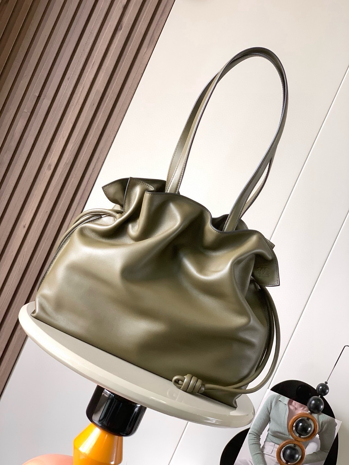 NO:206935,The new lucky bag 38CM large Napa cowhide leather Flamenco clutch released in the 1880s is tightened with a drawstring and a signature coiled knot. This large version is made of Napa cowhide leather, large capacity can be placed with A4 paper size documents, computers meet daily commuting for both men and women＊Shoulder back cowhide top handle＊Magnetic buckle opening and closing Anag ram embossed size 38cm～29cm～14cm Model number 9050 Color khaki green, Loewe, handbag, cowhide19860909新款福袋38CM大号纳帕牛皮革Flamenco手拿包十九世纪八十年代发布的 Flamenco 手拿包采用拉绳收紧,并打上标志性的盘绕结.此大号版本采用纳帕牛皮革制成大号容量可放 A4纸大小文件、电脑满足日常通勤男女皆＊可肩背牛皮革顶部提手＊磁扣开合Anag ram 压纹 尺寸38cm～29cm～14cm 款号9050 颜色卡其绿,罗意威,loewe,handbag,cowhide,Bag