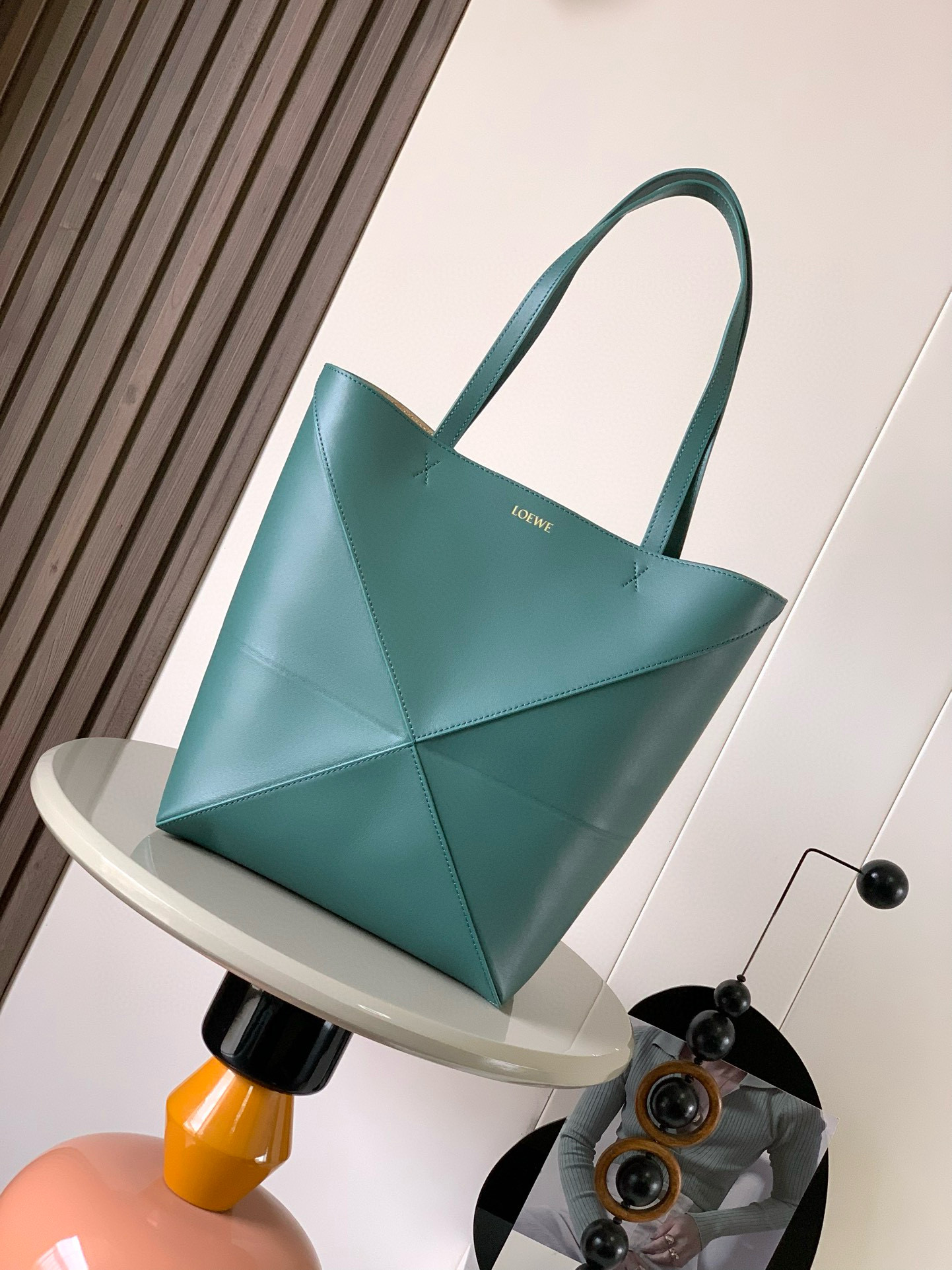 NO:207035,The authentic new shiny cowhide leather puzzle Fold handbag has played the geometric shapes for a long time. I haven't seen such a practical and design-filled tote. This Puzzle Fold tote continues the geometric aesthetics of the Puzzle series, inspired by origami bags, allowing this Puzzle Fold tote to switch the upper body in three-dimensional and flat surfaces. Two sizes are for reference. Large size is more friendly and the small size is cute. The leather is delicate and the gloss is super light. In addition, it can be folded and is suitable for commuting with computers, or for daily business trips, it is effortless to store for trunks like me. Puzzle Fold handbag draws inspiration from the geometric lines of the brand's classic handbag series using creativity and ingenuity to reinterpret it into a fashionable tote bag. It can be completely folded. This medium version is made of soft shiny cowhide leather.  Size 31~25~14CM Model number 9029 Color Aden green, Loewe, totes, cowhide19860909正品级 新款亮面牛皮革puzzle Fold手袋又把几何图形玩出花了很久没见过这么实用又设计感满满的托特包了这款延续了Puzzle系列的几何美学以折纸包为灵感,让这只 Puzzle Fold tote 在立体和平面随意切换上身了两个尺码给大家参考哦大号容量更友好小号很可爱,皮质都很细腻光泽本身自重超轻,外加可以折叠太适合平时带电脑通勤,或是像我一样经常出差旅行不费力的收纳进行李箱Puzzle Fold手袋从品牌经典手袋系列的几何线条汲取灵感运用创意巧思将其重新诠释为一款时尚的托特袋,能完全折叠是旅行良伴这个中号版本采用柔软的亮面牛皮革打造 尺寸31～25～14CM 款号9029 颜色亚丁绿,罗意威,loewe,totes,cowhide,Bag