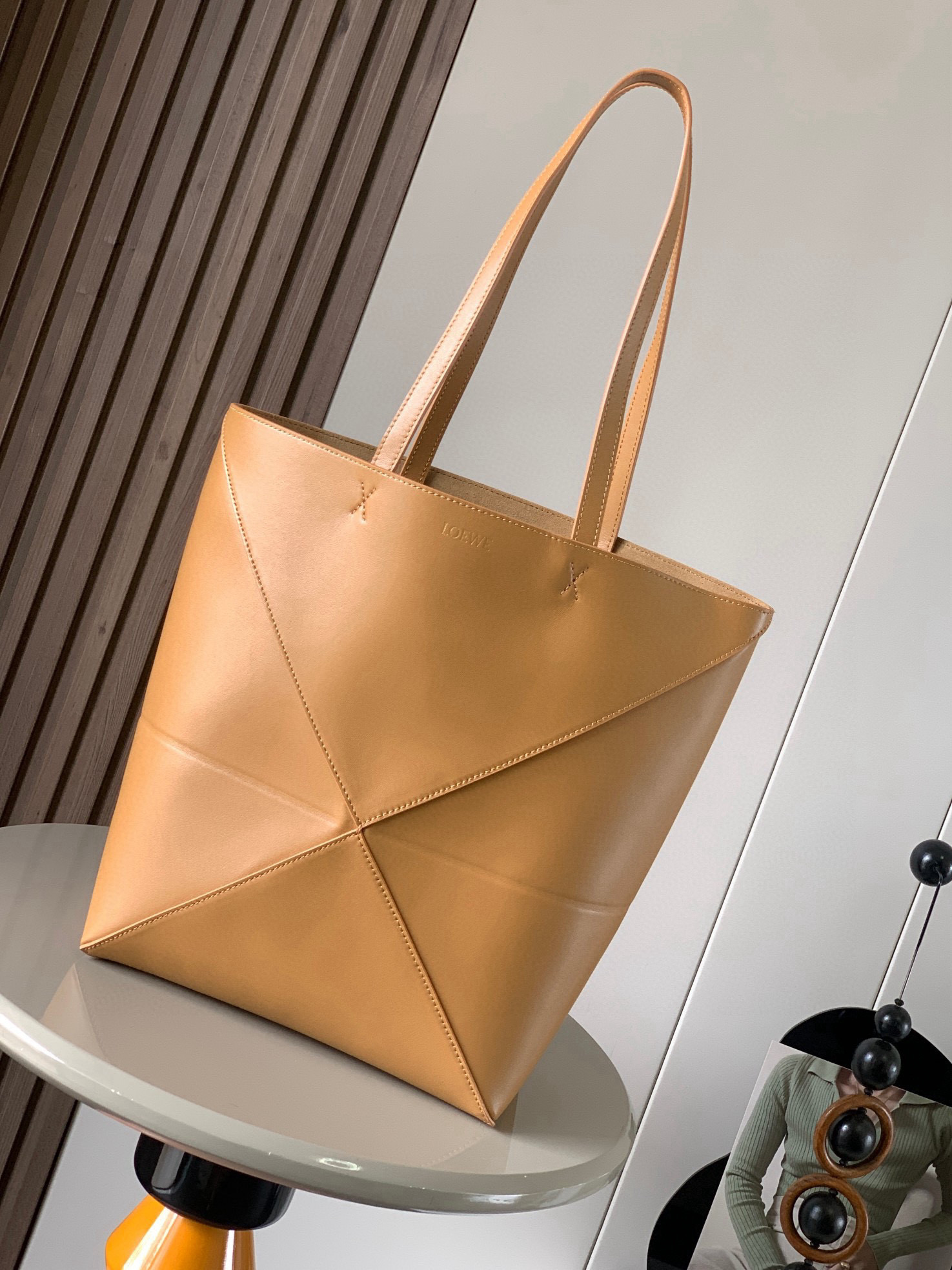 NO:207064,The authentic new shiny cowhide leather puzzle Fold handbag has played geometric shapes for a long time. This tote bag that is practical and full of design has continued the geometric aesthetics of the Puzzle series, inspired by origami bags, allowing this Puzzle Fold tote to switch the upper body in three-dimensional and flat surfaces. Two sizes are for reference. Large size is more friendly in capacity, small size is cute, the leather is very delicate and the weight is super light, and it can be folded and is suitable for commuting with computers, or for daily business trips, like me, to store and store for trunks. Puzzle Fold handbag draws inspiration from the geometric lines of the brand's classic handbag series with creativity and ingenuity to reinterpret it into a fashionable tote bag. It can be completely folded and is a good companion for traveling. This medium version is made of soft shiny cowhide leather  Size 31~25~14CM Model number 9029 Color warm sand yellow, Loewe, totes, cowhide19860909正品级 新款亮面牛皮革puzzle Fold手袋又把几何图形玩出花了很久没见过这么实用又设计感满满的托特包了这款延续了Puzzle系列的几何美学以折纸包为灵感,让这只 Puzzle Fold tote 在立体和平面随意切换上身了两个尺码给大家参考哦大号容量更友好,小号很可爱,皮质都很细腻光泽本身自重超轻,外加可以折叠太适合平时带电脑通勤,或是像我一样经常出差旅行不费力的收纳进行李箱,Puzzle Fold手袋从品牌经典手袋系列的几何线条汲取灵感运用创意巧思将其重新诠释为一款时尚的托特袋,能完全折叠是旅行良伴.这个中号版本采用柔软的亮面牛皮革打造 尺寸31～25～14CM 款号9029 颜色暖沙黄,罗意威,loewe,totes,cowhide,Bag