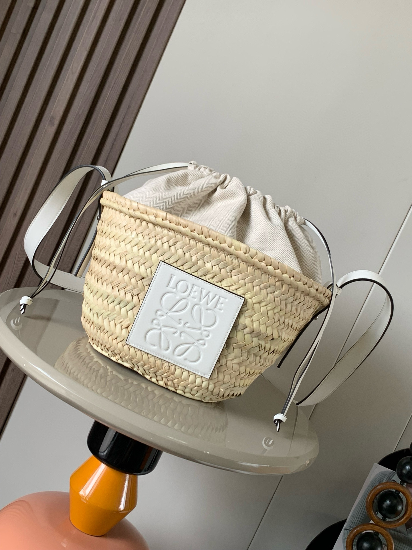 NO:207353,Genuine grade Palm Leaf and Cowhide drawstring bucket bag This bucket bag has a classic bag made of palm leaves hand-woven with a cowhide shoulder strap and herringbone cotton canvas drawstring top This handbag is made of palm leaves grown, harvested, dried and hand-woven by Moroccan craftsmen in Spain * Can be shoulder-mounted or cross-body * Adjustable strap * Unlined * Embossed Anagram patch * Works can be handmade in a slightly different size, each with a unique style Size 28cm ~ 19cm ~ 18cm Model number 8020 Color white, Loewe, cowhide19860909正品级 棕榈叶和牛皮革抽绳水桶包 这款水桶包的经典包身采用棕榈叶手工编织而成配有一根牛皮革肩带和人字纹棉质帆布抽绳顶部此手袋在西班牙采用由摩洛哥工匠种植、收成、晒干和手工编织的棕榈叶制成＊可肩背或斜挎＊可调节饰带＊无衬里＊压纹 Anagram贴片＊作品以手工制作尺寸可能略有不同,每款皆别具一格 尺寸28cm～19cm～18cm 款号8020 颜色白色,罗意威,loewe,cowhide,Bag