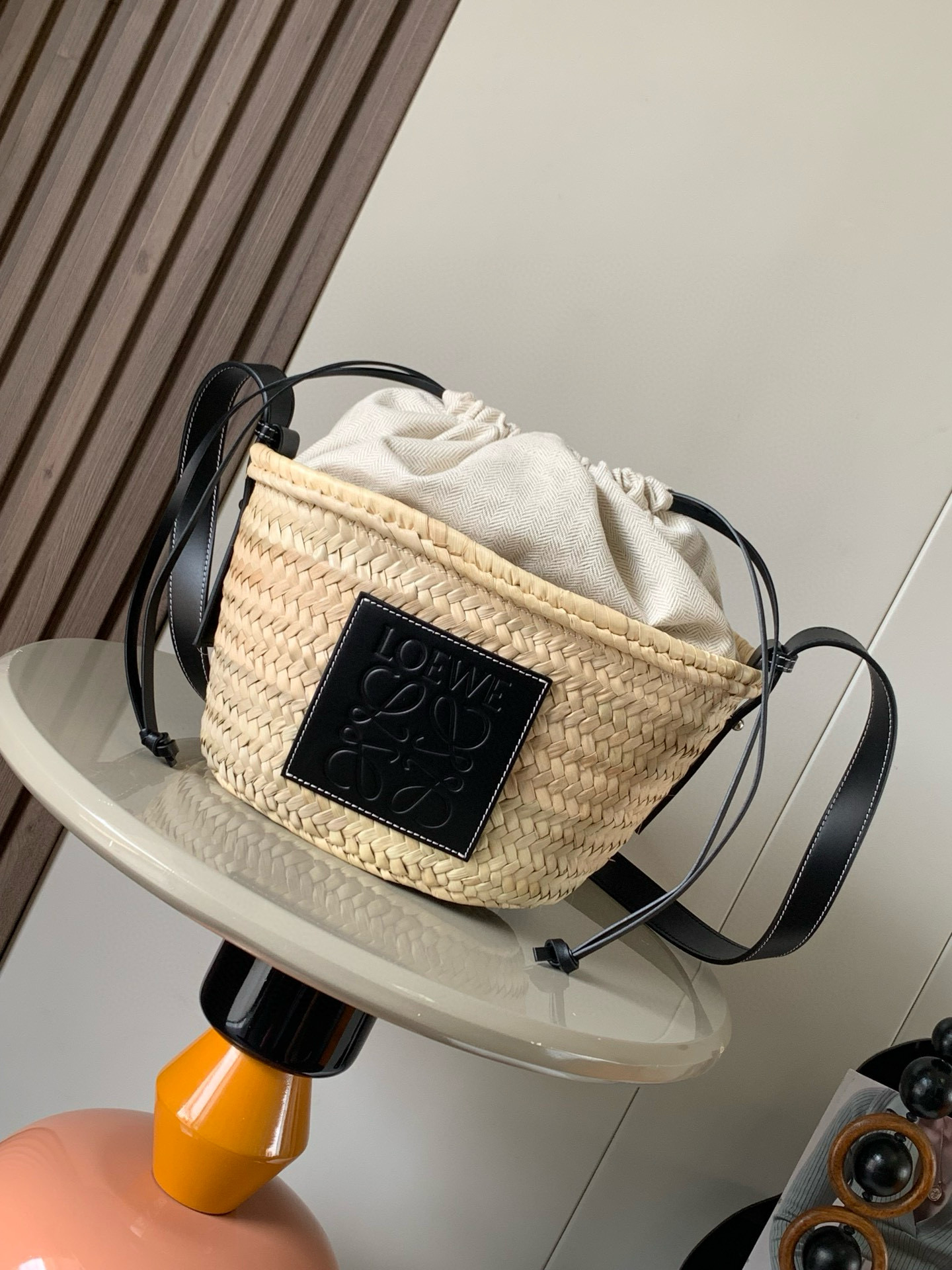 NO:207358,Genuine grade Palm Leaf and Cowhide drawstring bucket bag This bucket bag has a classic bag made of palm leaves hand-woven with a cowhide shoulder strap and herringbone cotton canvas drawstring top This handbag is made of palm leaves grown, harvested, dried and hand-woven by Moroccan craftsmen in Spain * Can be shoulder-mounted or cross-body * Adjustable strap * Unlined * Embossed Anagram patch * Works can be handmade in a slightly different size, each with a unique style Size 28cm ~ 19cm ~ 18cm Model No. 8020 Color black, Loewe, loewe, cowhide19860909正品级 棕榈叶和牛皮革抽绳水桶包 这款水桶包的经典包身采用棕榈叶手工编织而成配有一根牛皮革肩带和人字纹棉质帆布抽绳顶部此手袋在西班牙采用由摩洛哥工匠种植、收成、晒干和手工编织的棕榈叶制成＊可肩背或斜挎＊可调节饰带＊无衬里＊压纹 Anagram贴片＊作品以手工制作尺寸可能略有不同,每款皆别具一格 尺寸28cm～19cm～18cm 款号8020 颜色黑色,罗意威,loewe,cowhide,Bag