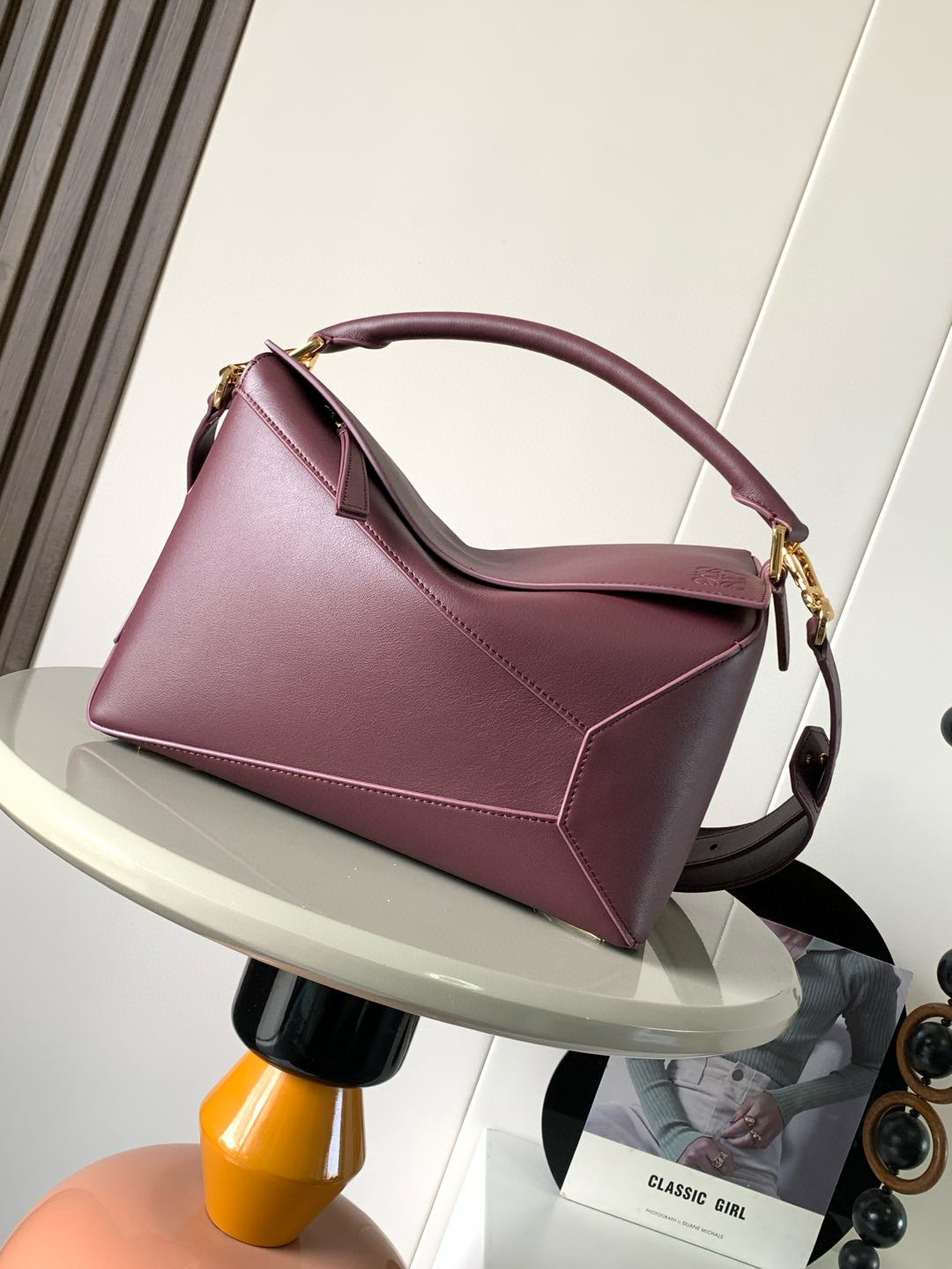 NO:207631,Genuine Grade New Version Geometric Bag 29CMPuzzle Handbag ~ Original Imported Cowhide Luojia Popular Geometric Bag Puzzle Handbag is the first handbag launched by creative director Jonathan Ande for L0EWE. The rectangular shape and precise cutting technology have created Puzzle's unique geometric lines. The simple and atmospheric geometric design is fashionable and cool, and it can be sweet or salty. The original calf leather is not changed. The feel is so comfortable that it is so comfortable that the upper body temperament is immediately up~ The three-dimensional bag also contains extraordinary capacity and is a popular item that can never be stored enough!  Size 29CM~19CM~12CM Model number 9312 Color wine red, Loewe, loewe, loewe, cowhide19860909正品级 新版本几何包29CMPuzzle手袋～原厂进口牛皮 罗家爆款几何包Puzzle 手袋是创意总监乔纳森·安德森Jonathan Ande为 L0EWE 推出的首款手提包长方体形状和精确的切割技术创造了Puzzle 独特的几何线条简约大气的几何设计时髦中带着股酷劲,可甜可盐原厂小牛皮 包型都不变型手感舒适得没话说上身气质立马up～立体包型还蕴藏着非凡的容量是永远都囤不够的热门单品！ 尺寸29CM～19CM～12CM 款号9312 颜色酒红色,罗意威,loewe,loewe,cowhide,Bag