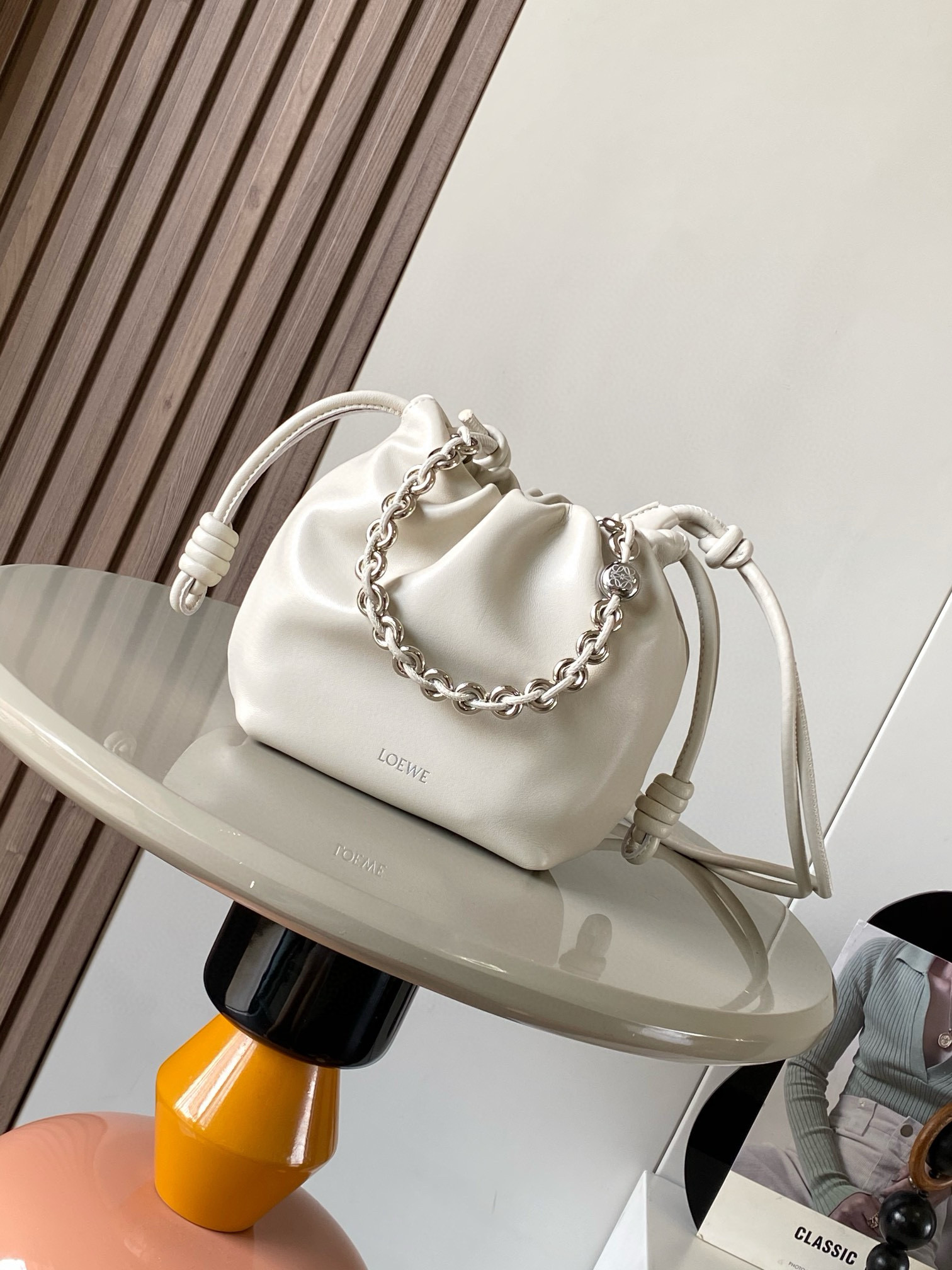 NO:207734,【Same Model for Celebrity】Mini Napa Sheep Leather Flamenco Purse New Clutch Flamenco Purse Handbags are wrinkled design on the sides with iconic knots and other key details. The style is fashionable and versatile and can be carried as a clutch, or can be paired with a donut chain shoulder or a leather shoulder strap crossbody. This version is made of soft Napa Sheep Leather. * Can be shoulder, crossbody or portable * Removable adjustable leather shoulder strap * Removable donut chain with Anagram engraved pebble pattern * Low-key magnetic buckle closure * Suede lining * L0EWE gold stamping or silver stamping model number 9058 Size 23cm～17cm～5.5cm Color sea salt white, Loewe, handbag, sheepskin19860909【明星同款】迷你纳帕羊皮革 Flamenco Purse 新款手拿包Flamenco Purse 手袋采用褶皱设计侧面搭配标志性绳结等关键细节.款式时尚百搭可作为手拿包携带,亦可搭配甜甜圈链条肩背或搭配皮革肩带斜挎.此版本采用柔软纳帕羊皮革制成.＊可肩背、斜挎或手提＊可拆卸可调节皮革肩带＊可拆卸甜甜圈链条饰有 Anagram 镌刻卵石纹＊低调的磁扣开合＊绒面革衬里＊ L0EWE 烫金或烫银 款号9058 尺寸23cm～17cm～5.5cm 颜色海盐白,罗意威,loewe,handbag,sheepskin,Bag