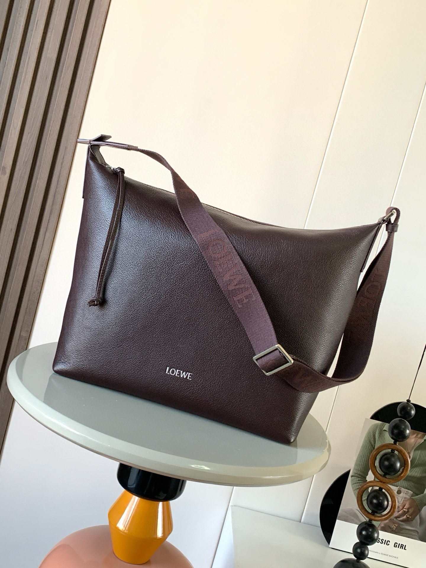 NO:207740,New soft grain cowhide leather Cubi crossbody bag Cubi crossbody bag is a spacious and soft handbag that can easily adapt to the body shape. This version is made of soft grain cowhide leather. ＊Can hold a 13-inch laptop＊Can crossbody or shoulder＊Adjustable LOEWE webbing＊Zipper closure, cowhide zipper head＊One internal insert bag＊Suede lining* LOEWE silver stamping material cowhide size 44com－18cm－30cm Color cinnabar red model number 9145, Loewe, loewe, loewe, satchels, crossbody bags, cowhide19860909新款柔软粒面牛皮革 Cubi 斜挎包Cubi 斜挎包是一款宽敞且柔软的手袋可轻松适应体形.此版本采用柔软粒面牛皮革制成.＊可放13寸笔记本电脑＊可斜挎或肩背＊可调节 LOEWE 织带＊拉链开合,牛皮革拉链头＊一个内部插袋＊绒面革衬里* LOEWE 烫银 材质牛皮革 尺寸44com～18cm～30cm 颜色朱砂红 款号9145,罗意威,loewe,loewe,satchels,crossbody bags,cowhide,Bag