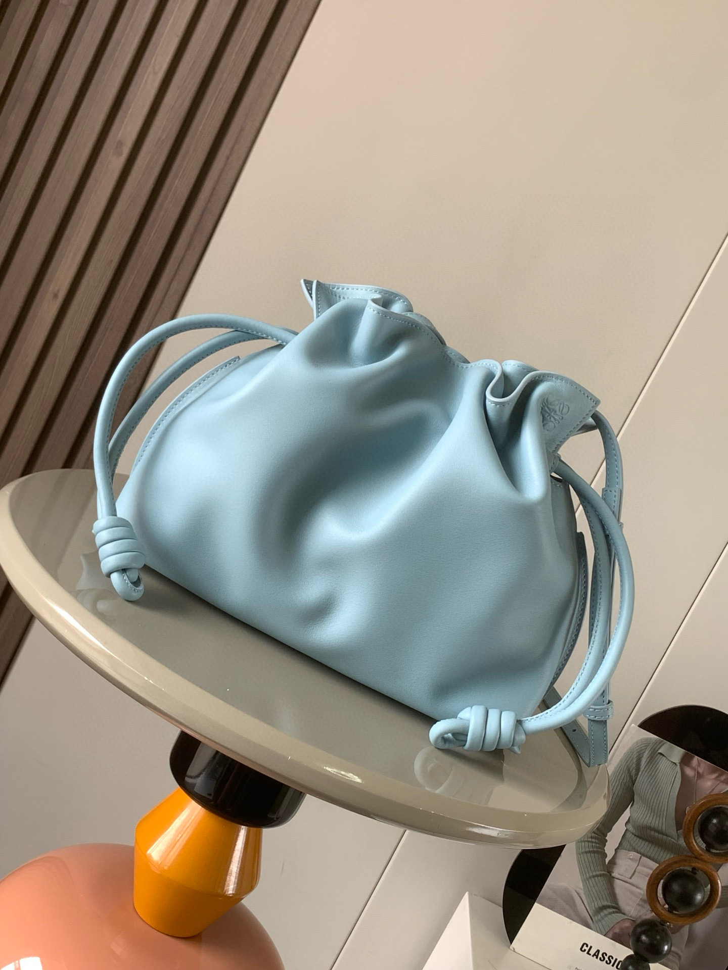 NO:208225,The new 30CM Napa cowhide leather Flamenco clutch bag is made of drawstring and the iconic coiled knot is made of this version. This version is made of Napa cowhide leather. It has to be said that this brand shows the softness and pragmatism of the leather to the fullest on Flamenco Knot. It can be said that you want to have a perfect combination of drawstring bag and tote bag in Flamenco Knot, bringing a different feeling to girls. Although it looks simple and cannot be simple, it is also very special. The name of this bag is the same as the Spanish Gypsy Franmingo dance. This happens to represent the casual and elegant design style. The leather is smooth Spanish calfskin, which feels very soft, and the reverse suede leather lining is very solid and scratch-resistant. It has a very high exposure in street photography, and it can be used as a shoulder.  The bag can also be used as a drawstring design with a tote bag, as well as loading with soft leather, which makes the rope smoother and smoother, and is very suitable for work or leisure. Size 30CM~24.5CM~10.5CM Model number 9015 Color gray ice blue, Loewe, totes, handbag, cowhide19860909福袋30CM新款纳帕牛皮革Flamenco手拿包福袋采用拉绳收紧,并打上标志性的盘绕结这个版本采用纳帕牛皮革制成不得不说,这个品牌将皮质的柔软和实用主义都在Flamenco Knot上展现得淋漓尽致可以说是想要什么感觉都能在Flamenco Knot中找到了将抽绳包和托特包完美结合,带给女生们不一样的感觉虽然看上去简单不能再简单,但又很特别,随性有范这款包的名字与西班牙吉卜赛人的弗朗明戈舞蹈同名这恰好也代表着罗意威随性优雅又个性洒脱的设计风格皮料是光滑的西班牙小牛皮,手感特别软,反绒面皮革里衬很扎实耐刮,街拍中曝光率极高的它,除了可作shoulder bag亦可作手提袋特色的拉绳设计,以及柔软皮革加载,拉紧绳索更显流畅线条,无论上班或休闲都非常得宜 尺寸30CM~24.5CM~10.5CM 款号9015 颜色灰冰蓝,罗意威,loewe,totes,handbag,cowhide,Bag