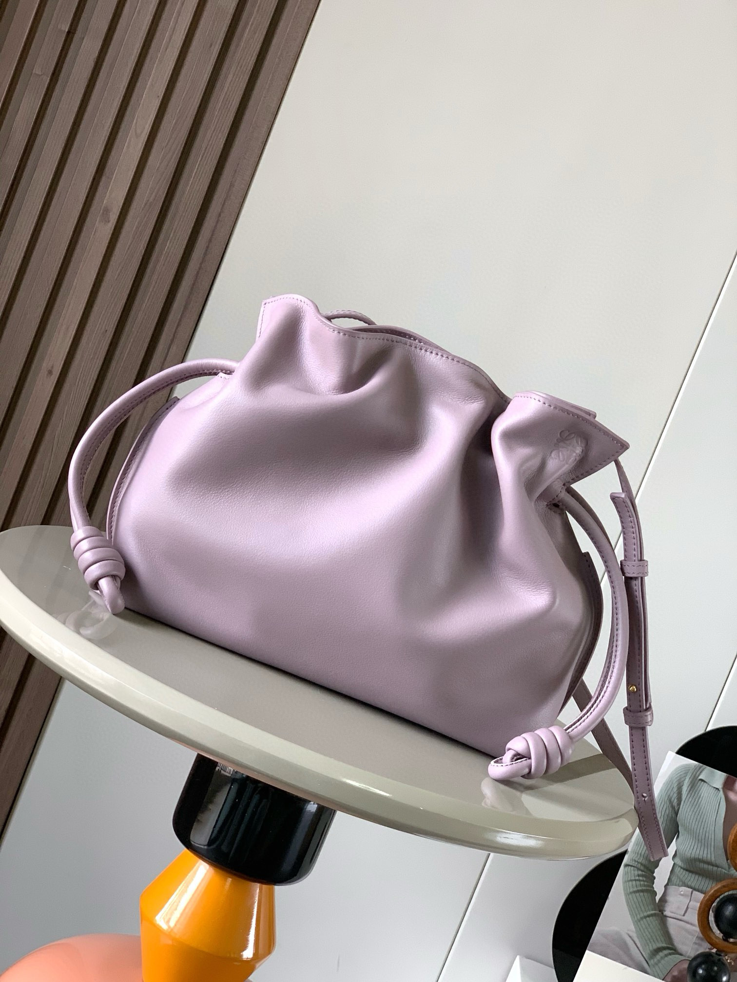 NO:208230,The new 30CM Napa cowhide leather Flamenco clutch bag is made of drawstring and the iconic coiled knot is made of this version. This version is made of Napa cowhide leather. It has to be said that this brand shows the softness and pragmatism of the leather to the fullest on Flamenco Knot. It can be said that you want to have a perfect combination of drawstring bag and tote bag in Flamenco Knot, bringing a different feeling to girls. Although it looks simple and cannot be simple, it is also very special. The name of this bag is the same as the Spanish Gypsy Franmingo dance. This happens to represent the casual and elegant design style. The leather is smooth Spanish calfskin, which feels very soft, and the reverse suede leather lining is very solid and scratch-resistant. It has a very high exposure in street photography, and it can be used as a shoulder.  The bag can also be used as a drawstring design with a tote bag, as well as loading with soft leather, which makes the rope smoother and smoother, and is very suitable for work or leisure. Size 30CM~24.5CM~10.5CM Model number 9015 Color Taro Purple, Luo Yiwei, loewe, totes, handbag, cowhide19860909福袋30CM新款纳帕牛皮革Flamenco手拿包福袋采用拉绳收紧,并打上标志性的盘绕结这个版本采用纳帕牛皮革制成不得不说,这个品牌将皮质的柔软和实用主义都在Flamenco Knot上展现得淋漓尽致可以说是想要什么感觉都能在Flamenco Knot中找到了将抽绳包和托特包完美结合,带给女生们不一样的感觉虽然看上去简单不能再简单,但又很特别,随性有范这款包的名字与西班牙吉卜赛人的弗朗明戈舞蹈同名这恰好也代表着罗意威随性优雅又个性洒脱的设计风格皮料是光滑的西班牙小牛皮,手感特别软,反绒面皮革里衬很扎实耐刮,街拍中曝光率极高的它,除了可作shoulder bag亦可作手提袋特色的拉绳设计,以及柔软皮革加载,拉紧绳索更显流畅线条,无论上班或休闲都非常得宜 尺寸30CM~24.5CM~10.5CM 款号9015 颜色香芋紫,罗意威,loewe,totes,handbag,cowhide,Bag