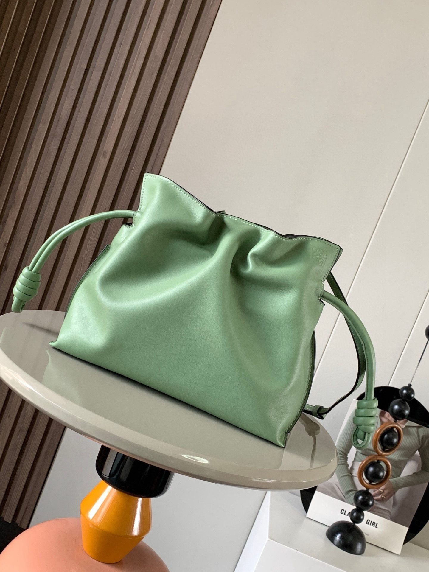 NO:208235,The new 30CM Napa cowhide leather Flamenco clutch bag is made of drawstring and the iconic coiled knot is made of this version. This version is made of Napa cowhide leather. It has to be said that this brand shows the softness and pragmatism of the leather to the fullest on Flamenco Knot. It can be said that you want to have a perfect combination of drawstring bag and tote bag in Flamenco Knot, bringing a different feeling to girls. Although it looks simple and cannot be simple, it is also very special. The name of this bag is the same as the Spanish Gypsy Franmingo dance. This happens to represent the casual and elegant design style. The leather is smooth Spanish calfskin, which feels very soft, and the reverse suede leather lining is very solid and scratch-resistant. It has a very high exposure in street photography, and it can be used as a shoulder.  The bag can also be used as a drawstring design with a tote bag, as well as loading with soft leather, which makes the rope smoother and smoother, and is very suitable for work or leisure. Size 30CM~24.5CM~10.5CM Model number 9015 Color green, Loewe, totes, handbag, cowhide19860909福袋30CM新款纳帕牛皮革Flamenco手拿包福袋采用拉绳收紧,并打上标志性的盘绕结这个版本采用纳帕牛皮革制成不得不说,这个品牌将皮质的柔软和实用主义都在Flamenco Knot上展现得淋漓尽致可以说是想要什么感觉都能在Flamenco Knot中找到了将抽绳包和托特包完美结合,带给女生们不一样的感觉虽然看上去简单不能再简单,但又很特别,随性有范这款包的名字与西班牙吉卜赛人的弗朗明戈舞蹈同名这恰好也代表着罗意威随性优雅又个性洒脱的设计风格皮料是光滑的西班牙小牛皮,手感特别软,反绒面皮革里衬很扎实耐刮,街拍中曝光率极高的它,除了可作shoulder bag亦可作手提袋特色的拉绳设计,以及柔软皮革加载,拉紧绳索更显流畅线条,无论上班或休闲都非常得宜 尺寸30CM~24.5CM~10.5CM 款号9015 颜色绿色,罗意威,loewe,totes,handbag,cowhide,Bag