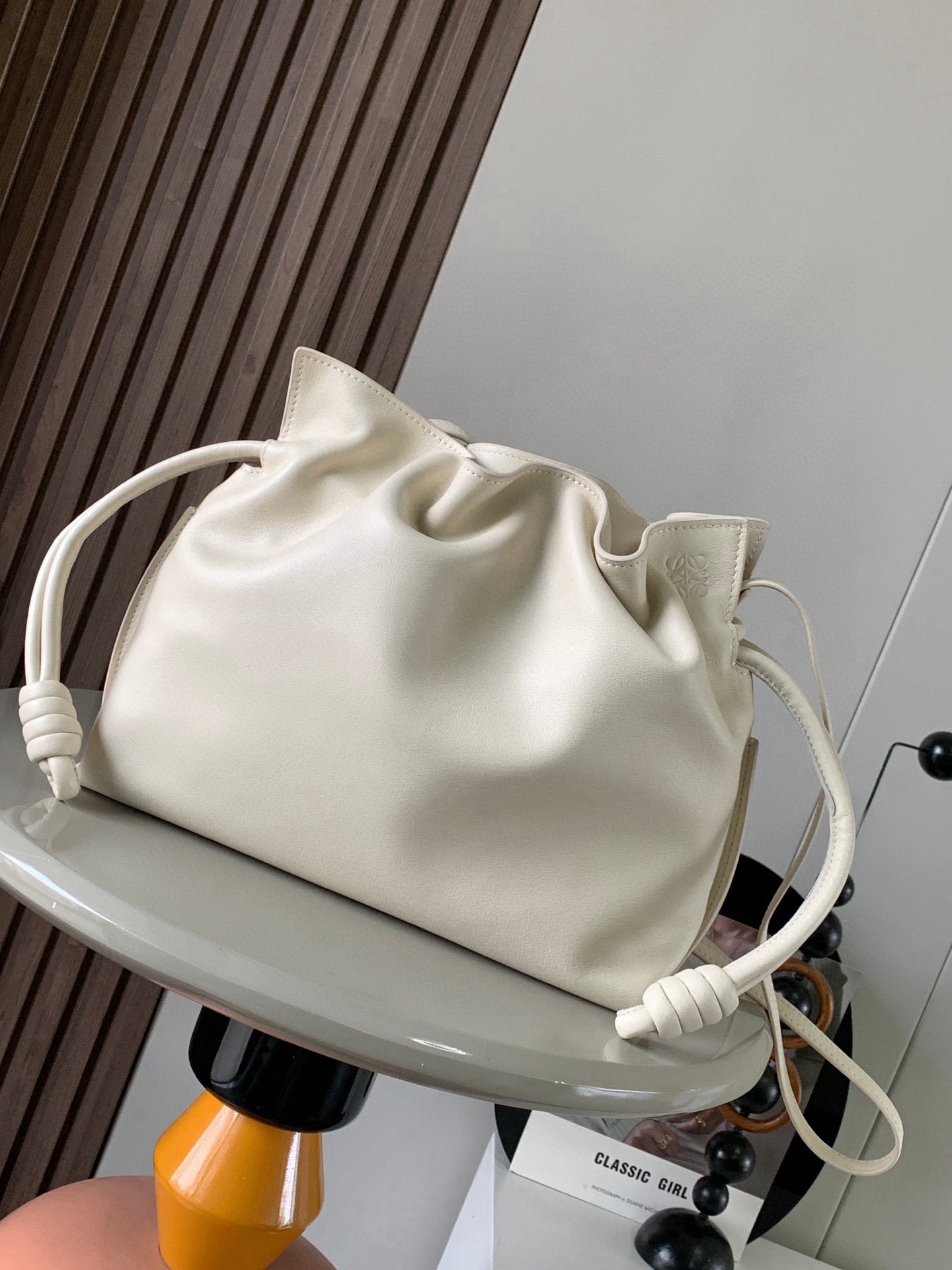 NO:208239,The new 30CM Napa cowhide leather Flamenco clutch bag is made of drawstring and the iconic coiled knot is made of this version. This version is made of Napa cowhide leather. It has to be said that this brand shows the softness and pragmatism of the leather to the fullest on Flamenco Knot. It can be said that you want to have a perfect combination of drawstring bag and tote bag in Flamenco Knot, bringing a different feeling to girls. Although it looks simple and cannot be simple, it is also very special. The name of this bag is the same as the Spanish Gypsy Franmingo dance. This happens to represent the casual and elegant design style. The leather is smooth Spanish calfskin, which feels very soft, and the reverse suede leather lining is very solid and scratch-resistant. It has a very high exposure in street photography, and it can be used as a shoulder.  The bag can also be used as a drawstring design with a tote bag, as well as loading with soft leather, which makes the rope smoother and smoother, and is very suitable for work or leisure. Size 30CM~24.5CM~10.5CM Model number 9015 Color Angela White, Loewe, loewe, totes, handbag, cowhide19860909福袋30CM新款纳帕牛皮革Flamenco手拿包福袋采用拉绳收紧,并打上标志性的盘绕结这个版本采用纳帕牛皮革制成不得不说,这个品牌将皮质的柔软和实用主义都在Flamenco Knot上展现得淋漓尽致可以说是想要什么感觉都能在Flamenco Knot中找到了将抽绳包和托特包完美结合,带给女生们不一样的感觉虽然看上去简单不能再简单,但又很特别,随性有范这款包的名字与西班牙吉卜赛人的弗朗明戈舞蹈同名这恰好也代表着罗意威随性优雅又个性洒脱的设计风格皮料是光滑的西班牙小牛皮,手感特别软,反绒面皮革里衬很扎实耐刮,街拍中曝光率极高的它,除了可作shoulder bag亦可作手提袋特色的拉绳设计,以及柔软皮革加载,拉紧绳索更显流畅线条,无论上班或休闲都非常得宜 尺寸30CM~24.5CM~10.5CM 款号9015 颜色安格拉白,罗意威,loewe,totes,handbag,cowhide,Bag