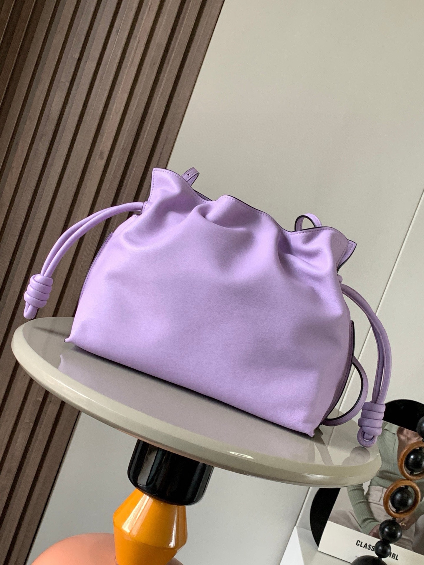 NO:208240,The new 30CM Napa cowhide leather Flamenco clutch bag is made of drawstring and the iconic coiled knot is made of this version. This version is made of Napa cowhide leather. It has to be said that this brand shows the softness and pragmatism of the leather to the fullest on Flamenco Knot. It can be said that you want to have a perfect combination of drawstring bag and tote bag in Flamenco Knot, bringing a different feeling to girls. Although it looks simple and cannot be simple, it is also very special. The name of this bag is the same as the Spanish Gypsy Franmingo dance. This happens to represent the casual and elegant design style. The leather is smooth Spanish calfskin, which feels very soft, and the reverse suede leather lining is very solid and scratch-resistant. It has a very high exposure in street photography, and it can be used as a shoulder.  The bag can also be used as a drawstring design with a tote bag, as well as loading with soft leather, which makes the rope smoother and smoother, and is very suitable for work or leisure. Size 30CM~24.5CM~10.5CM Model number 9015 Color lilac, Loewe, totes, handbag, cowhide19860909福袋30CM新款纳帕牛皮革Flamenco手拿包福袋采用拉绳收紧,并打上标志性的盘绕结这个版本采用纳帕牛皮革制成不得不说,这个品牌将皮质的柔软和实用主义都在Flamenco Knot上展现得淋漓尽致可以说是想要什么感觉都能在Flamenco Knot中找到了将抽绳包和托特包完美结合,带给女生们不一样的感觉虽然看上去简单不能再简单,但又很特别,随性有范这款包的名字与西班牙吉卜赛人的弗朗明戈舞蹈同名这恰好也代表着罗意威随性优雅又个性洒脱的设计风格皮料是光滑的西班牙小牛皮,手感特别软,反绒面皮革里衬很扎实耐刮,街拍中曝光率极高的它,除了可作shoulder bag亦可作手提袋特色的拉绳设计,以及柔软皮革加载,拉紧绳索更显流畅线条,无论上班或休闲都非常得宜 尺寸30CM~24.5CM~10.5CM 款号9015 颜色淡紫,罗意威,loewe,totes,handbag,cowhide,Bag