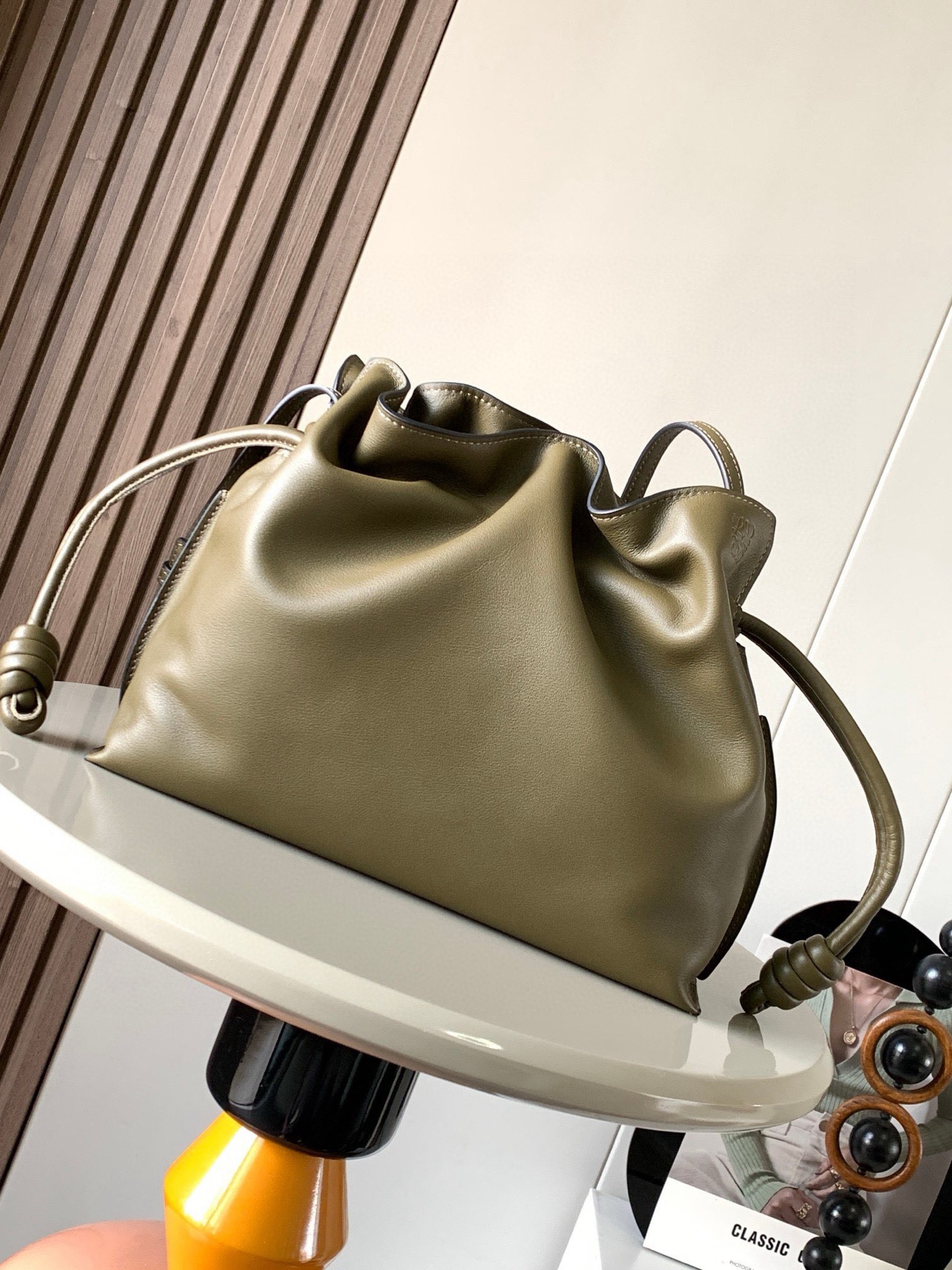 NO:208258,The new 30CM Napa cowhide leather Flamenco clutch bag is made of drawstring and the iconic coiled knot is made of this version. This version is made of Napa cowhide leather. It has to be said that this brand shows the softness and pragmatism of the leather to the fullest on Flamenco Knot. It can be said that you want to have a perfect combination of drawstring bag and tote bag in Flamenco Knot, bringing a different feeling to girls. Although it looks simple and cannot be simple, it is also very special. The name of this bag is the same as the Spanish Gypsy Franmingo dance. This happens to represent the casual and elegant design style. The leather is smooth Spanish calfskin, which feels very soft, and the reverse suede leather lining is very solid and scratch-resistant. It has a very high exposure in street photography, and it can be used as a shoulder.  The bag can also be used as a drawstring design with a tote bag, as well as loading with soft leather, which makes the rope smoother and smoother, and is very suitable for work or leisure. Size 30CM~24.5CM~10.5CM Model number 9015 Color khaki green, Loewe, totes, handbag, cowhide19860909福袋30CM新款纳帕牛皮革Flamenco手拿包福袋采用拉绳收紧,并打上标志性的盘绕结这个版本采用纳帕牛皮革制成不得不说,这个品牌将皮质的柔软和实用主义都在Flamenco Knot上展现得淋漓尽致可以说是想要什么感觉都能在Flamenco Knot中找到了将抽绳包和托特包完美结合,带给女生们不一样的感觉虽然看上去简单不能再简单,但又很特别,随性有范这款包的名字与西班牙吉卜赛人的弗朗明戈舞蹈同名这恰好也代表着罗意威随性优雅又个性洒脱的设计风格皮料是光滑的西班牙小牛皮,手感特别软,反绒面皮革里衬很扎实耐刮,街拍中曝光率极高的它,除了可作shoulder bag亦可作手提袋特色的拉绳设计,以及柔软皮革加载,拉紧绳索更显流畅线条,无论上班或休闲都非常得宜 尺寸30CM~24.5CM~10.5CM 款号9015 颜色卡其绿,罗意威,loewe,totes,handbag,cowhide,Bag