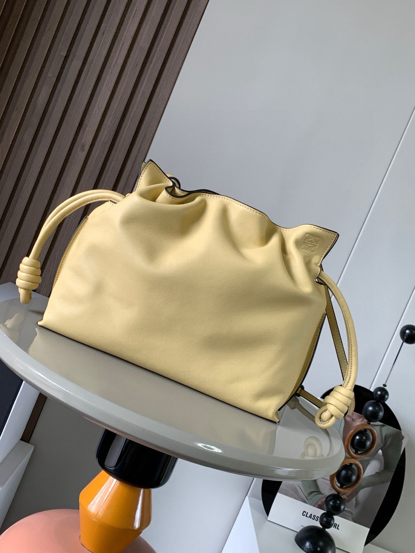 NO:208263,The new 30CM Napa cowhide leather Flamenco clutch bag is made of drawstring and the iconic coiled knot is made of this version. This version is made of Napa cowhide leather. It has to be said that this brand shows the softness and pragmatism of the leather to the fullest on Flamenco Knot. It can be said that you want to have a perfect combination of drawstring bag and tote bag in Flamenco Knot, bringing a different feeling to girls. Although it looks simple and cannot be simple, it is also very special. The name of this bag is the same as the Spanish Gypsy Franmingo dance. This happens to represent the casual and elegant design style. The leather is smooth Spanish calfskin, which feels very soft, and the reverse suede leather lining is very solid and scratch-resistant. It has a very high exposure in street photography, and it can be used as a shoulder.  The bag can also be used as a drawstring design with a tote bag, as well as loading with soft leather, which makes the rope smoother and smoother, and is very suitable for work or leisure. Size 30CM~24.5CM~10.5CM Model number 9015 Color butter color, Loewe, totes, handbag, cowhide19860909福袋30CM新款纳帕牛皮革Flamenco手拿包福袋采用拉绳收紧,并打上标志性的盘绕结这个版本采用纳帕牛皮革制成不得不说,这个品牌将皮质的柔软和实用主义都在Flamenco Knot上展现得淋漓尽致可以说是想要什么感觉都能在Flamenco Knot中找到了将抽绳包和托特包完美结合,带给女生们不一样的感觉虽然看上去简单不能再简单,但又很特别,随性有范这款包的名字与西班牙吉卜赛人的弗朗明戈舞蹈同名这恰好也代表着罗意威随性优雅又个性洒脱的设计风格皮料是光滑的西班牙小牛皮,手感特别软,反绒面皮革里衬很扎实耐刮,街拍中曝光率极高的它,除了可作shoulder bag亦可作手提袋特色的拉绳设计,以及柔软皮革加载,拉紧绳索更显流畅线条,无论上班或休闲都非常得宜 尺寸30CM~24.5CM~10.5CM 款号9015 颜色黄油色,罗意威,loewe,totes,handbag,cowhide,Bag