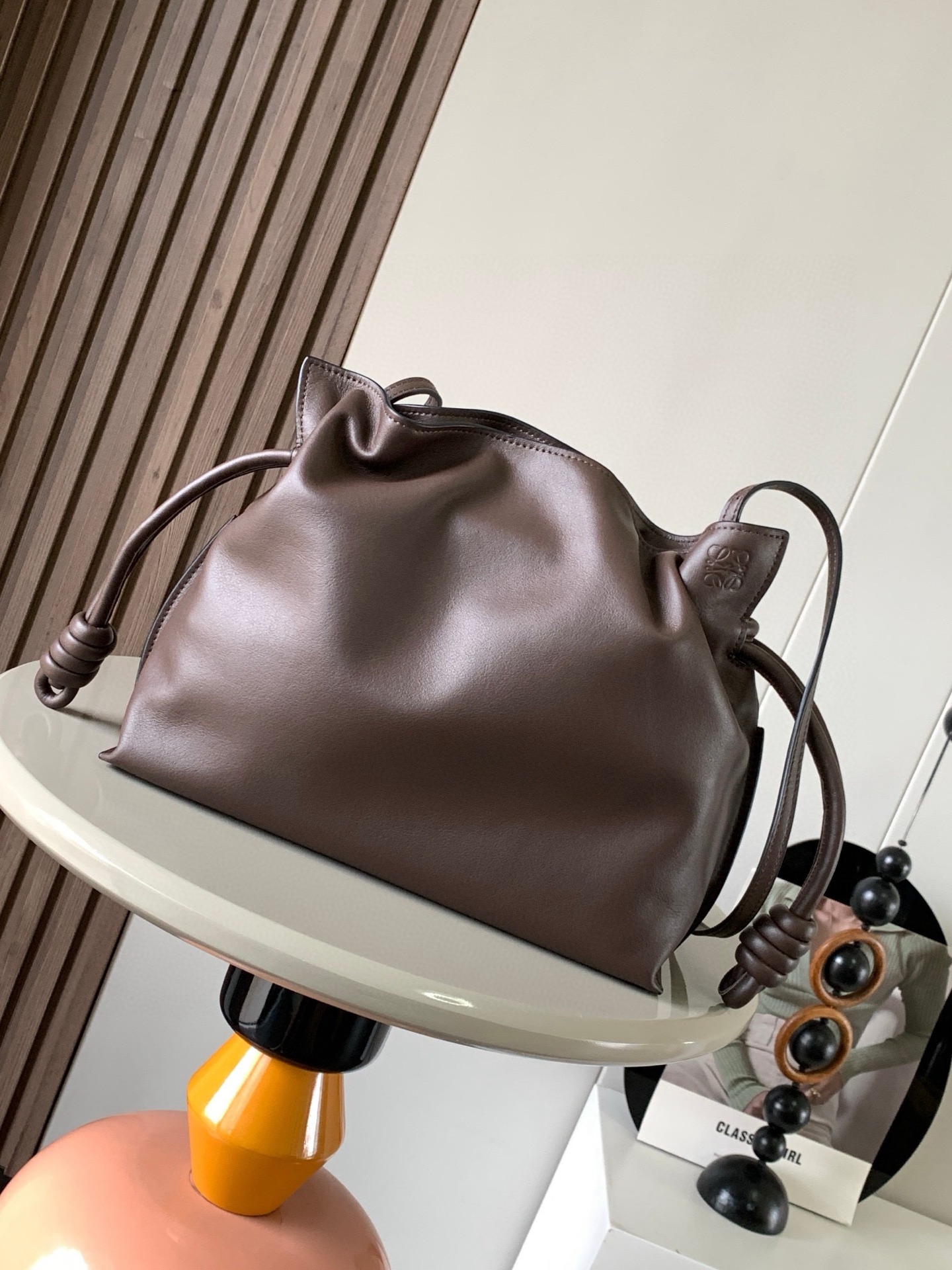 NO:208283,The new 30CM Napa cowhide leather Flamenco clutch bag is made of drawstring and the iconic coiled knot is made of this version. This version is made of Napa cowhide leather. It has to be said that this brand shows the softness and pragmatism of the leather to the fullest on Flamenco Knot. It can be said that you want to have a perfect combination of drawstring bag and tote bag in Flamenco Knot, bringing a different feeling to girls. Although it looks simple and cannot be simple, it is also very special. The name of this bag is the same as the Spanish Gypsy Franmingo dance. This happens to represent the casual and elegant design style. The leather is smooth Spanish calfskin, which feels very soft, and the reverse suede leather lining is very solid and scratch-resistant. It has a very high exposure in street photography, and it can be used as a shoulder.  The bag can also be used as a drawstring design with a tote bag, as well as loading with soft leather, which makes the rope smoother and smoother, and is very suitable for work or leisure. Size 30CM~24.5CM~10.5CM Model number 9015 Color brown, Loewe, totes, handbag, cowhide19860909福袋30CM新款纳帕牛皮革Flamenco手拿包福袋采用拉绳收紧,并打上标志性的盘绕结这个版本采用纳帕牛皮革制成不得不说,这个品牌将皮质的柔软和实用主义都在Flamenco Knot上展现得淋漓尽致可以说是想要什么感觉都能在Flamenco Knot中找到了将抽绳包和托特包完美结合,带给女生们不一样的感觉虽然看上去简单不能再简单,但又很特别,随性有范这款包的名字与西班牙吉卜赛人的弗朗明戈舞蹈同名这恰好也代表着罗意威随性优雅又个性洒脱的设计风格皮料是光滑的西班牙小牛皮,手感特别软,反绒面皮革里衬很扎实耐刮,街拍中曝光率极高的它,除了可作shoulder bag亦可作手提袋特色的拉绳设计,以及柔软皮革加载,拉紧绳索更显流畅线条,无论上班或休闲都非常得宜 尺寸30CM~24.5CM~10.5CM 款号9015 颜色咖啡色,罗意威,loewe,totes,handbag,cowhide,Bag