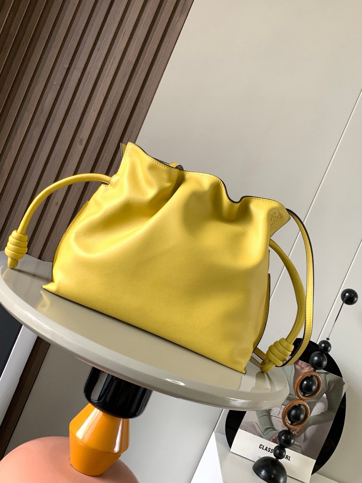 NO:208241,The new 30CM Napa cowhide leather Flamenco clutch bag is made of drawstring and the iconic coiled knot is made of this version. This version is made of Napa cowhide leather. It has to be said that this brand shows the softness and pragmatism of the leather to the fullest on Flamenco Knot. It can be said that you want to have a perfect combination of drawstring bag and tote bag in Flamenco Knot, bringing a different feeling to girls. Although it looks simple and cannot be simple, it is also very special. The name of this bag is the same as the Spanish Gypsy Franmingo dance. This happens to represent the casual and elegant design style. The leather is smooth Spanish calfskin, which feels very soft, and the reverse suede leather lining is very solid and scratch-resistant. It has a very high exposure in street photography, and it can be used as a shoulder.  The bag can also be used as a drawstring design with a tote bag, as well as loading soft leather, which makes the rope smoother and smoother, and is very suitable for work or leisure. Size 30CM~24.5CM~10.5CM Model number 9015 Color yellow, Loewe, totes, handbag, cowhide19860909福袋30CM新款纳帕牛皮革Flamenco手拿包福袋采用拉绳收紧,并打上标志性的盘绕结这个版本采用纳帕牛皮革制成不得不说,这个品牌将皮质的柔软和实用主义都在Flamenco Knot上展现得淋漓尽致可以说是想要什么感觉都能在Flamenco Knot中找到了将抽绳包和托特包完美结合,带给女生们不一样的感觉虽然看上去简单不能再简单,但又很特别,随性有范这款包的名字与西班牙吉卜赛人的弗朗明戈舞蹈同名这恰好也代表着罗意威随性优雅又个性洒脱的设计风格皮料是光滑的西班牙小牛皮,手感特别软,反绒面皮革里衬很扎实耐刮,街拍中曝光率极高的它,除了可作shoulder bag亦可作手提袋特色的拉绳设计,以及柔软皮革加载,拉紧绳索更显流畅线条,无论上班或休闲都非常得宜 尺寸30CM~24.5CM~10.5CM 款号9015 颜色黄色,罗意威,loewe,totes,handbag,cowhide,Bag