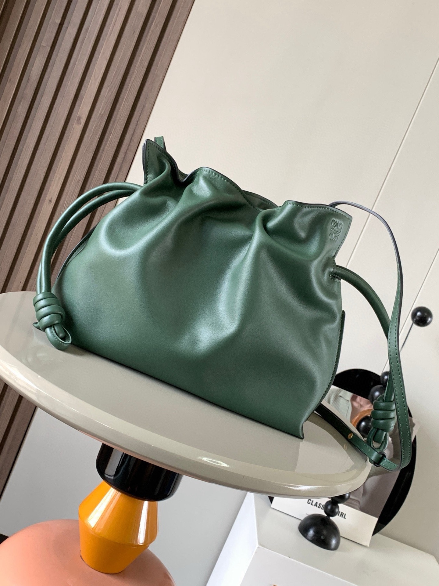 NO:208250,The new 30CM Napa cowhide leather Flamenco clutch bag is made of drawstring and the iconic coiled knot is made of this version. This version is made of Napa cowhide leather. It has to be said that this brand shows the softness and pragmatism of the leather to the fullest on Flamenco Knot. It can be said that you want to have a perfect combination of drawstring bag and tote bag in Flamenco Knot, bringing a different feeling to girls. Although it looks simple and cannot be simple, it is also very special. The name of this bag is the same as the Spanish Gypsy Franmingo dance. This happens to represent the casual and elegant design style. The leather is smooth Spanish calfskin, which feels very soft, and the reverse suede leather lining is very solid and scratch-resistant. It has a very high exposure in street photography, and it can be used as a shoulder.  The bag can also be used as a drawstring design with a tote bag, as well as loading with soft leather, which makes the rope smoother and smoother, and is very suitable for work or leisure. Size 30CM~24.5CM~10.5CM Model number 9015 Color retro green, Loewe, totes, handbag, cowhide19860909福袋30CM新款纳帕牛皮革Flamenco手拿包福袋采用拉绳收紧,并打上标志性的盘绕结这个版本采用纳帕牛皮革制成不得不说,这个品牌将皮质的柔软和实用主义都在Flamenco Knot上展现得淋漓尽致可以说是想要什么感觉都能在Flamenco Knot中找到了将抽绳包和托特包完美结合,带给女生们不一样的感觉虽然看上去简单不能再简单,但又很特别,随性有范这款包的名字与西班牙吉卜赛人的弗朗明戈舞蹈同名这恰好也代表着罗意威随性优雅又个性洒脱的设计风格皮料是光滑的西班牙小牛皮,手感特别软,反绒面皮革里衬很扎实耐刮,街拍中曝光率极高的它,除了可作shoulder bag亦可作手提袋特色的拉绳设计,以及柔软皮革加载,拉紧绳索更显流畅线条,无论上班或休闲都非常得宜 尺寸30CM~24.5CM~10.5CM 款号9015 颜色复古绿,罗意威,loewe,totes,handbag,cowhide,Bag