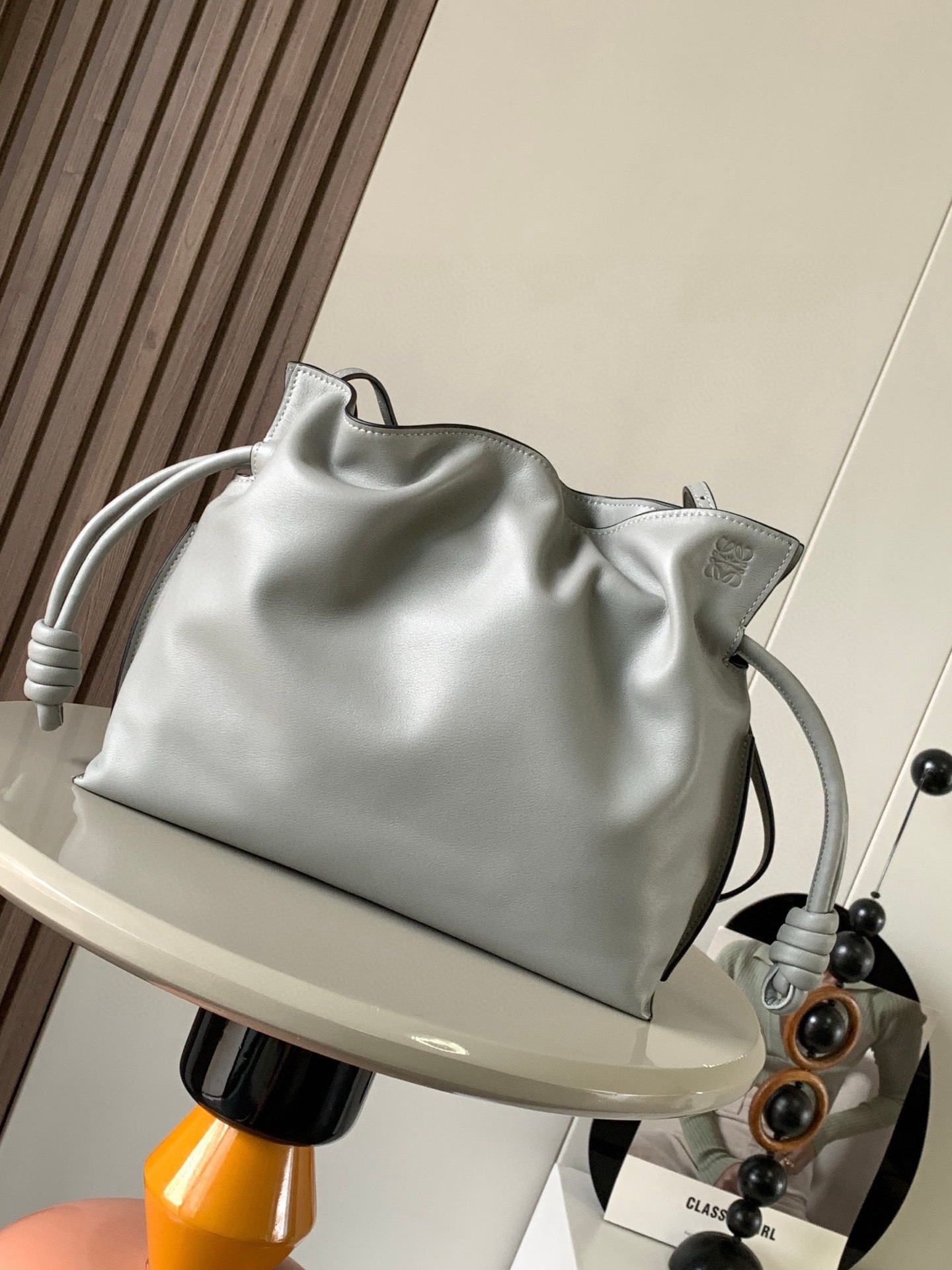 NO:208255,The new 30CM Napa cowhide leather Flamenco clutch bag is made of drawstring and the iconic coiled knot is made of this version. This version is made of Napa cowhide leather. It has to be said that this brand shows the softness and pragmatism of the leather to the fullest on Flamenco Knot. It can be said that you want to have a perfect combination of drawstring bag and tote bag in Flamenco Knot, bringing a different feeling to girls. Although it looks simple and cannot be simple, it is also very special. The name of this bag is the same as the Spanish Gypsy Franmingo dance. This happens to represent the casual and elegant design style. The leather is smooth Spanish calfskin, which feels very soft, and the reverse suede leather lining is very solid and scratch-resistant. It has a very high exposure in street photography, and it can be used as a shoulder.  The bag can also be used as a drawstring design with a tote bag, as well as loading with soft leather, which makes the rope smoother and smoother, and is very suitable for work or leisure. Size 30CM~24.5CM~10.5CM Model number 9015 Color asphalt gray, Loewe, totes, handbag, cowhide19860909福袋30CM新款纳帕牛皮革Flamenco手拿包福袋采用拉绳收紧,并打上标志性的盘绕结这个版本采用纳帕牛皮革制成不得不说,这个品牌将皮质的柔软和实用主义都在Flamenco Knot上展现得淋漓尽致可以说是想要什么感觉都能在Flamenco Knot中找到了将抽绳包和托特包完美结合,带给女生们不一样的感觉虽然看上去简单不能再简单,但又很特别,随性有范这款包的名字与西班牙吉卜赛人的弗朗明戈舞蹈同名这恰好也代表着罗意威随性优雅又个性洒脱的设计风格皮料是光滑的西班牙小牛皮,手感特别软,反绒面皮革里衬很扎实耐刮,街拍中曝光率极高的它,除了可作shoulder bag亦可作手提袋特色的拉绳设计,以及柔软皮革加载,拉紧绳索更显流畅线条,无论上班或休闲都非常得宜 尺寸30CM~24.5CM~10.5CM 款号9015 颜色沥青灰,罗意威,loewe,totes,handbag,cowhide,Bag