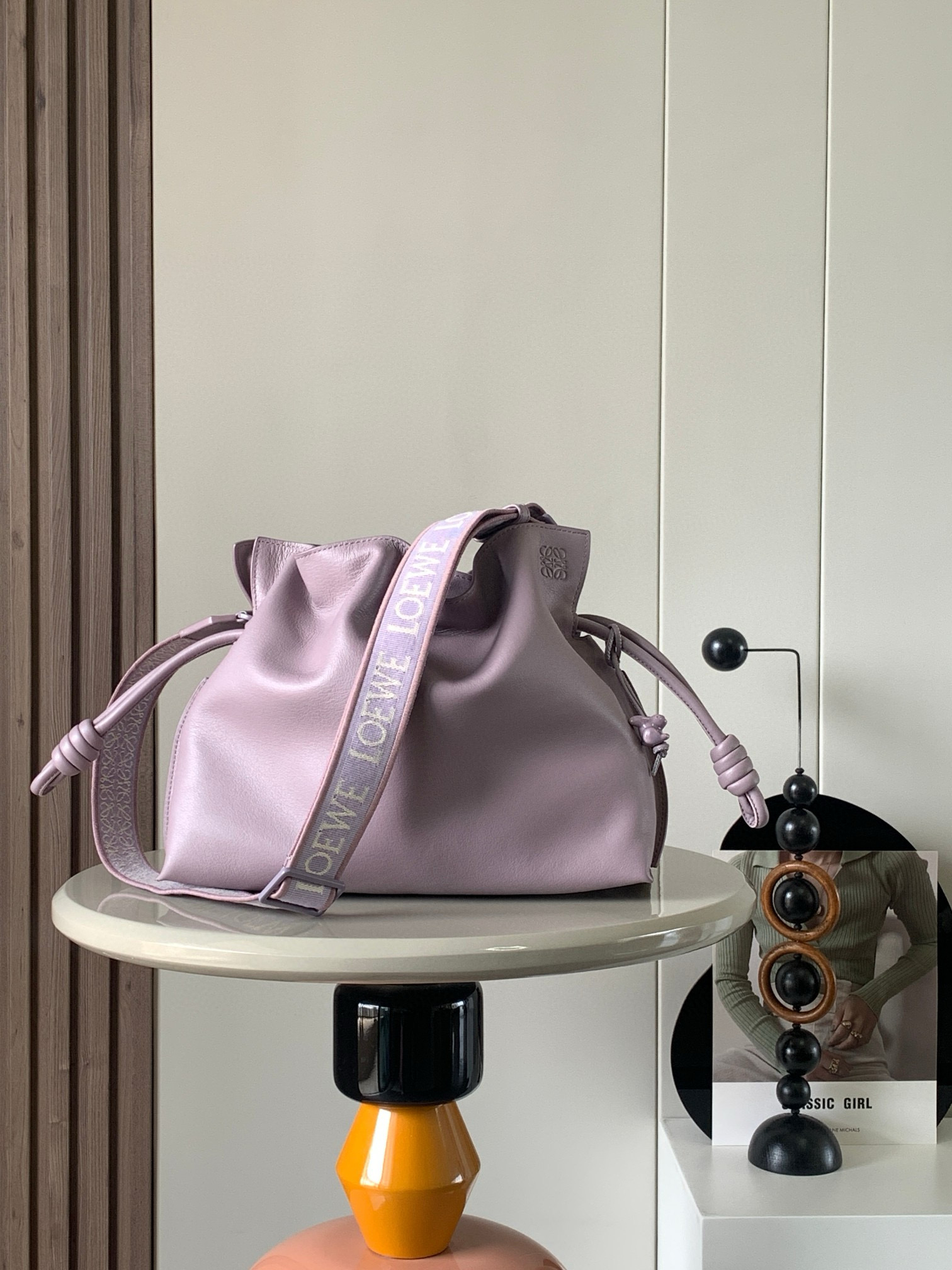 NO:208260,[Gift] Flamenco clutch bag imported from the original Napa calf leather/letter straps are tightened with drawstrings and tied with the iconic coiled knots. This monochrome version is made of Napa calf leather, equipped with hardware in the same color, jacquard straps in the same color and ceramic rabbit hangings. Medium-sized monochrome glazed letter straps for lucky bags with ceramic rabbit Lao Luo's Flamenco lucky bags really must be bought too beautiful, good back, and strong atmosphere~ His cloud-sensing calf leather is super soft and resistant to drawstrings are tightened or unfolded. The hand straps, wide shoulder straps, broochs... can be matched at will, and immediately become hand-held, armpit cross-body all-round bag, lazy and casual appearance, and has an unexpected capacity, which is really huge everyday!  While it is available, you must hold it. Size 30~24.5~10.5CM. Model number 9015 webbing. Light purple color. Loewe, handbag, brooch, breastpin, cowhide.19860909[礼物]Flamenco手拿包原厂进口纳帕小牛皮/字母肩带采用拉绳收紧,并打上标志性的盘绕结这款单色版本采用纳帕牛皮革制成,配有同色系五金件、同色系提花带子和同色系陶瓷小兔挂饰中号单色釉字母肩带福袋配陶瓷小兔子老罗的Flamenco福袋真的一定要入手太好看、好背、氛围感太强了～Ta的云感小牛皮超级柔软抗造拉绳收紧或展开都别有一番风味,手拎带 宽肩带 胸针…可随心搭配,立刻变成可手拎 腋下 斜挎的全能包型慵懒随性的外观同时拥有超乎想象的容量,真的巨日常！趁有现货,一定要拿捏住 尺寸30～24.5～10.5CM 款号9015织带 颜色浅紫色,罗意威,loewe,handbag,brooch，breastpin,cowhide,Bag