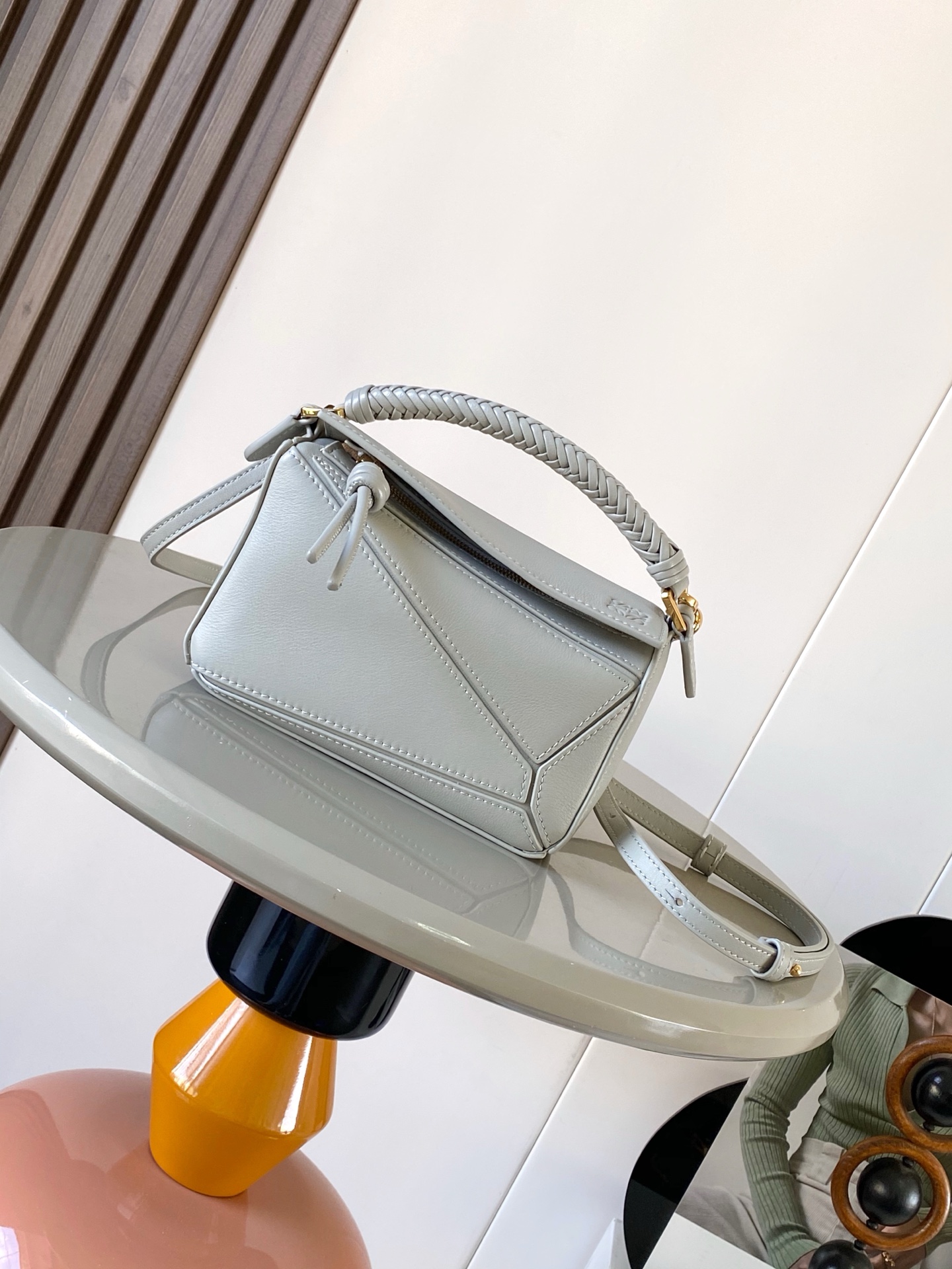 NO:208270,New woven hand-woven mini soft cowhide leather Puzzle handbag is creative director Jonathan.  Jonathan Anderson created Puzzle’s unique geometric lines for the first handbag rectangular shape and precise cutting technology for L0EWE. This small version is made of soft cowhide leather with a unique braided handle.＊This small Puzzle handbag can hold, for example, a large wallet, all sizes of mobile phones and sunglasses in all sizes, shoulder-mounted, cross-body, hand-holding or hand-holding removable adjustable shoulder straps * Zipper-closed cowhide zipper head with an external zipper rear pocket and an internal insert bag * Customized with shoulder straps and personalized hangings * Suede lining * Anagram embossed Size 18cm~12.5cm~8cm Model No. 9097 Color Space Gray, Loewe, wallets, cowhide19860909新款编织手挽迷你柔软牛皮革Puzzle 手袋是创意总监乔纳森．安德森( Jonathan Anderson）为 L0EWE 推出的首款手提包长方体形状和精确的切割技术创造了 Puzzle 独特的几何线条此小号版本采用柔软牛皮革制成搭配独特的编织手提.＊这款小号 Puzzle 手袋可容纳例如一只大号钱包所有尺寸的手机和太阳镜可肩背、斜挎、手提或手拿可拆卸可调节肩带＊拉链开合牛皮革拉链头外部拉链后袋和一个内部插袋＊可以使用肩带和个性化挂饰进行定制＊绒面革衬里＊ Anagram 压纹 尺寸18cm～12.5cm～8cm 款号9097 颜色太空灰,罗意威,loewe,wallets,cowhide,Bag