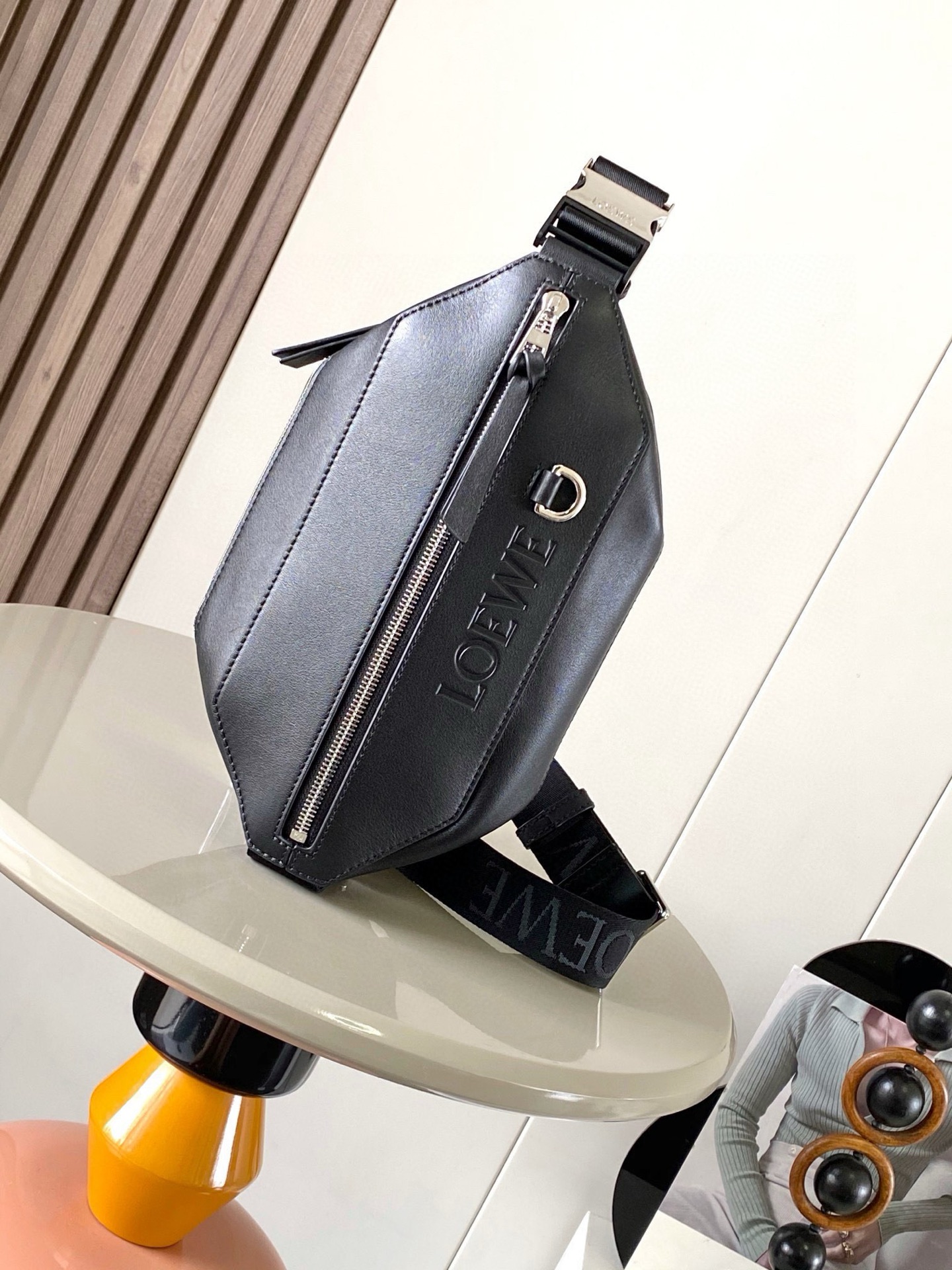 NO:208311,Classic cowhide Sling handbag Compact Sling handbags with adjustable LOEWE webbing and brand logo metal buckles can be opened to change the bag capacity and enable multiple ways to carry. External zipper flat pockets improve functionality This version is made of classic cowhide leather. * Can be carried cross-body or as a waist bag * Zipper opening and closing, cowhide zipper head * Herringbone cotton canvas lining * Embossed with D-ring LOEWE Size 32.5cm ~ 9cm ~ 12.3cm Model No. 9074 Color black, Loewe, loewe, loewe, cowhide19860909经典牛皮革变形 Sling 手袋 紧凑型 Sling 手袋配有可调节 LOEWE 织带和品牌标志金属搭扣可打开以改变手袋容量并实现多种携带方式.外部拉链平口袋进步增强了功能性这个版本采用经典牛皮革制成.＊可斜挎或作为腰包携带＊拉链开合,牛皮革拉链头＊人字纹棉质帆布衬里＊配有 D 形环的压纹 LOEWE 尺寸32.5cm～9cm～12.3cm 款号9074 颜色黑色,罗意威,loewe,loewe,cowhide,Bag