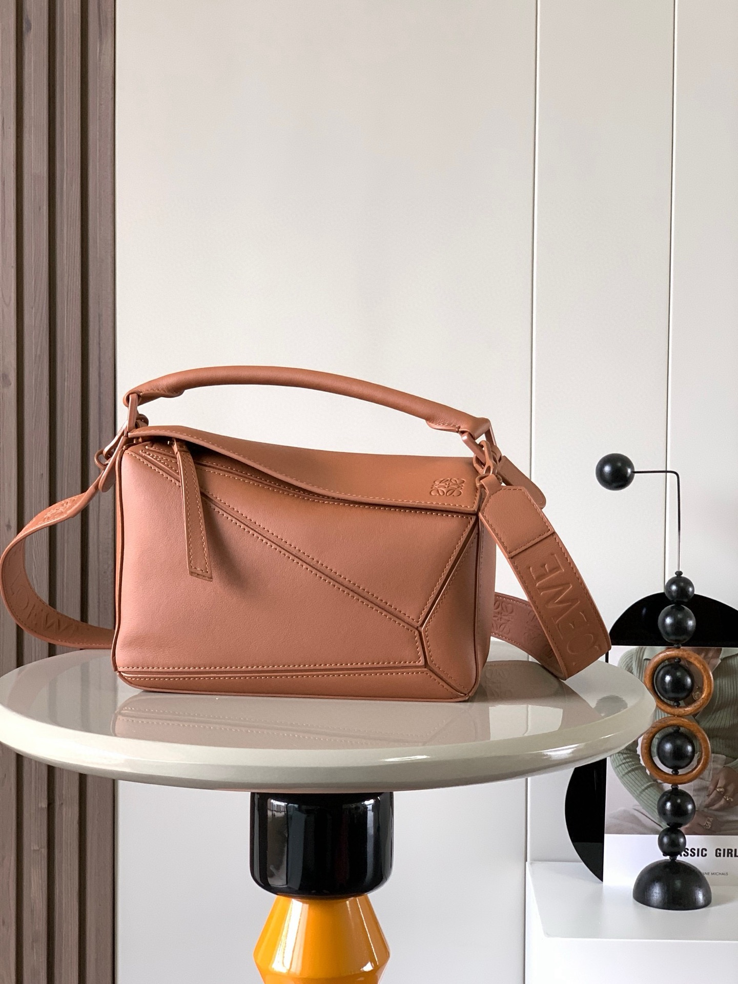 NO:208299,Geometric bag 24CM wide shoulder strap embossed Puzzle handbag original imported calfskin plain pattern Luojia hot-style geometric bag Puzzle handbag is the first handbag for L0EWE, the first handbag for L0EWE, the rectangular shape and precise cutting technology. Puzzle's unique geometric lines This small-size version is made of soft grain cowhide leather, which can accommodate for example a large wallet, mobile phones of all sizes and sunglasses crossbody, shoulder back, hand hold or top handle carrying * The detachable shoulder strap is different, with straps printed with L0EWE, and the metal buckle position uses the same color as the bag to make the bag more fashionable. The overall bag still keeps the bag very light, the weight is very durable, lightweight, and can hold a lot of things, suitable for work and travel. Size 24CM~16CM~10CM Model number 9006  Color brown, Loewe, loewe, loewe, wallets, cowhide19860909几何包24CM宽肩带压花Puzzle手袋原厂进口小牛皮平纹 罗家爆款几何包Puzzle 手袋是创意总监乔纳森·安德森为 L0EWE 推出的首款手提包长方体形状和精确的切割技术创造了 Puzzle 独特的几何线条这个小尺寸版本采用柔软粒面牛皮革制成小号可以容纳例如一只大号钱包、所有尺寸的手机和太阳镜斜挎、肩背、手拿或顶部提手携带＊可拆卸肩带不一样的粗肩带,印有 L0EWE 字样的肩带,金属扣位置采用了与包包同一色系让包包更加时尚,整体依然保持包包很轻的重量十分耐用,轻便,能装很多东西,适合上班,旅游 尺寸24CM～16CM～10CM 款号9006 颜色棕色,罗意威,loewe,loewe,wallets,cowhide,Bag