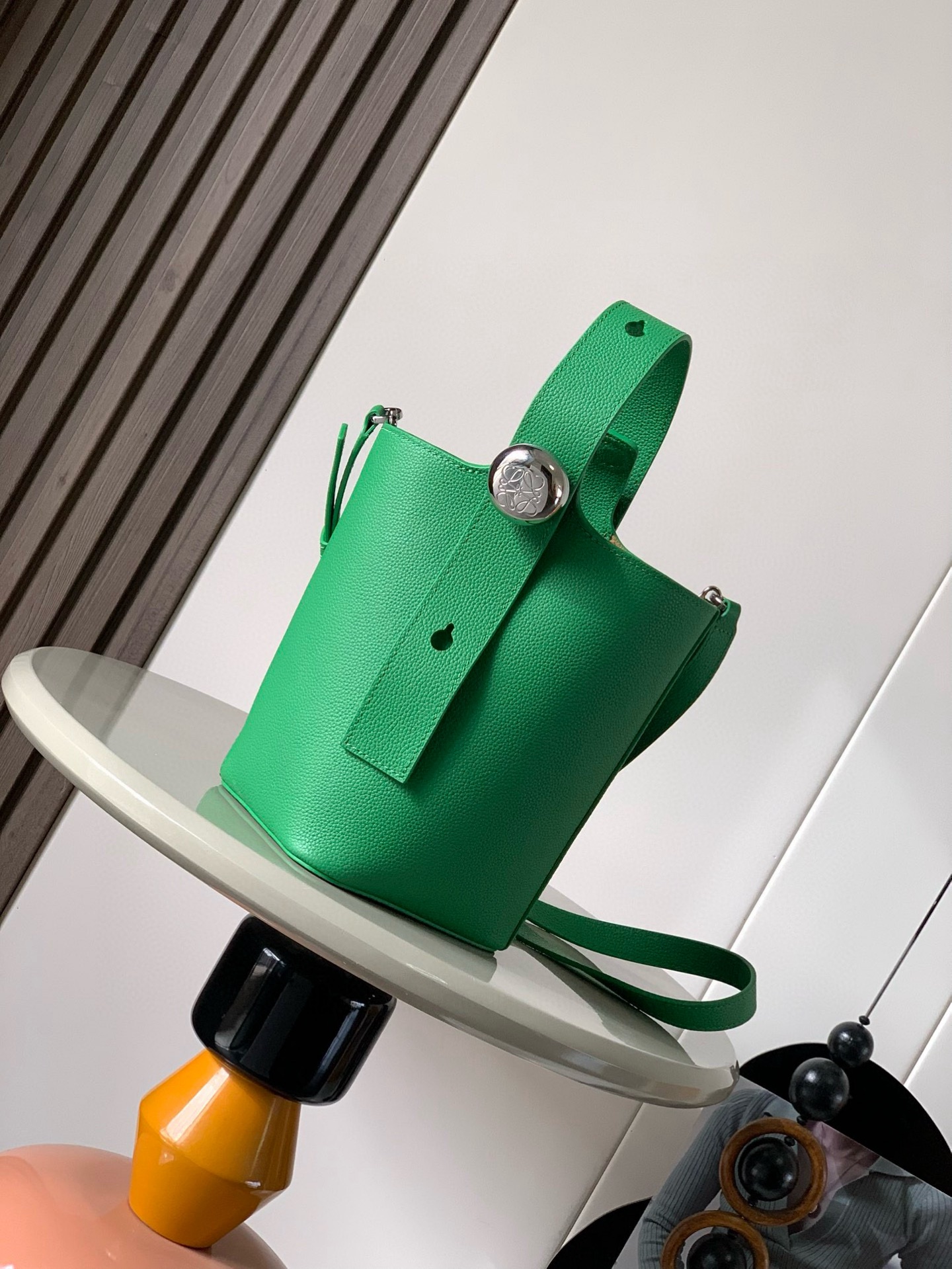 NO:208398,Mini Soft Grain Cowhide Leather Pebble Bucket Handbag Pebble cleverly combines pure simple lines with eye-catching design style to create a unique and innovative handbag design. The iconic Anagram engraving hardware combines decorative and practical functions. It can adjust the length of the shoulder strap and is suitable for a variety of carrying methods. The unique twisted structure complements the delicate details. This mini version is made of soft grain cowhide. It can be cross-body, shoulder or hand-held * Adjustable removable shoulder strap * Magnetic buckle closure * Inner bag * Synthetic leather lining * Anagram engraving pebble Model number 9047 Color tropical green Size 20CM~16CM~16CM, Loewe, cowhide19860909迷你柔软粒面牛皮革 Pebble Bucket 水桶手袋Pebble将纯粹的简约线条与瞩目设计风格巧妙融合造就别具一格的创新的手袋设计标志性的 Anagram 雕刻五金件兼具装饰和实用功能,可调节肩带长度并适合多种携带方式,独特的扭曲结构与微妙的细节相得益彰此迷你版本采用柔软粒面牛皮革制成.可斜挎、肩背或手提＊可调节可拆卸肩带＊磁扣开合＊内袋＊合成革衬里* Anagram 雕刻卵石 款号9047 颜色热带绿 尺寸20CM～16CM～16CM,罗意威,loewe,cowhide,Bag