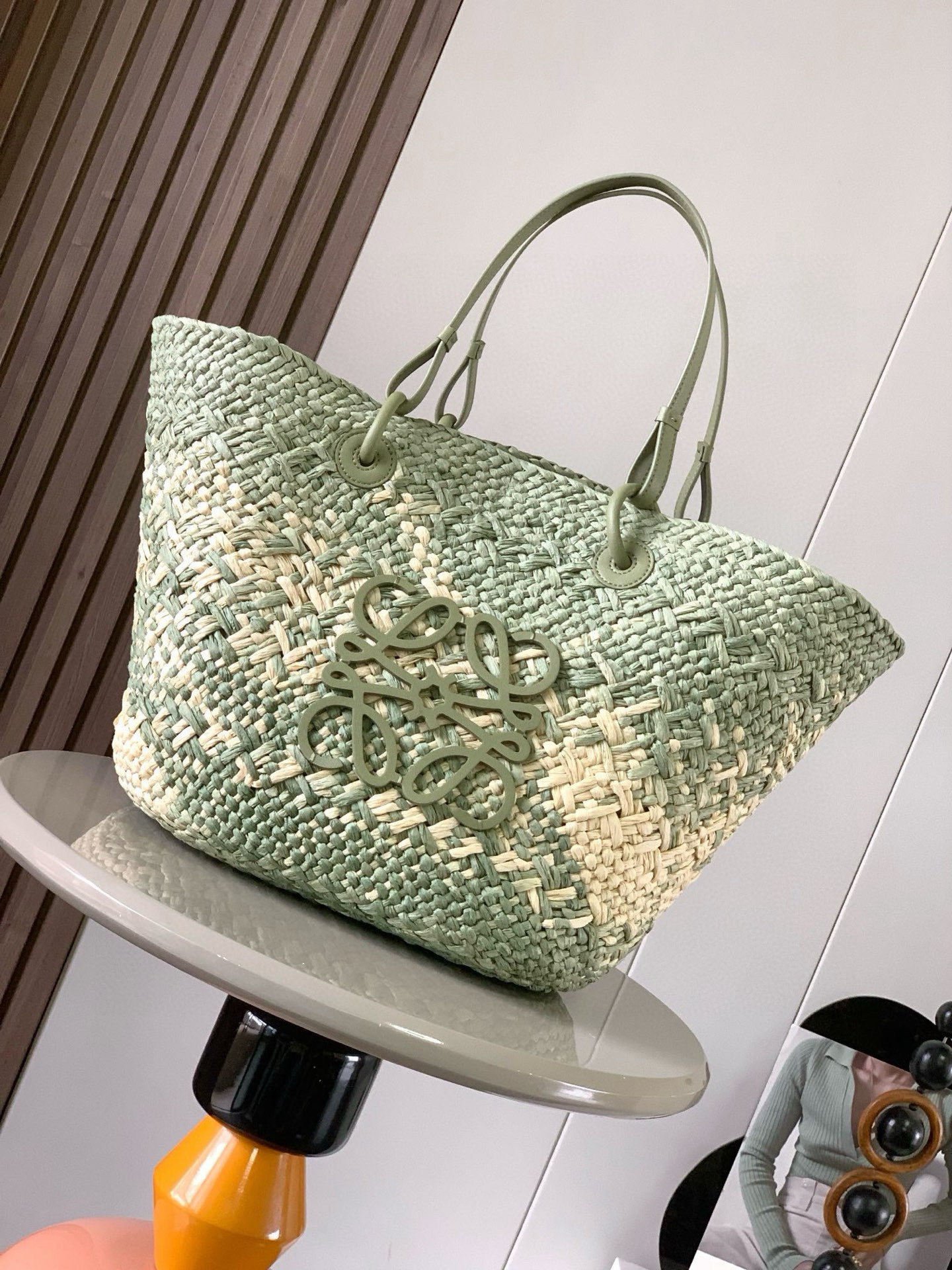 NO:208412,Large Eraka Palm Fiber and Cowhide Anagram Basket Handbags Anagram Baskets The same style as a star A traditional basket handbag with a classic hand-woven wrap tubular cowhide straps, and a piece of cowhide Anagram Embossed patch This small-sized version is made of Eraka palms, which are grown and harvested in Colombia and then dried by the Fair Trade Principles of Arte. The craftswoman weaving of craftsmanship may vary slightly due to hand-made sizes, making every purchase two!  Must-have woven handbags in summer. If you want to choose a bag as a must-have for summer, it must be a woven bag that is suitable for daily wear and weekends. It can be directly filled with the atmosphere of summer. Anagram Basket handbags with classic hand-woven basket handbags. It is a holiday style. ◇ Must-have for summer matching. Size 46CM~24CM~15CM. Model number 8008. Color olive green, Loewe, cowhide.19860909大号伊拉卡棕榈纤维和牛皮革 Anagram Basket 手袋超多明星同款一个传统的篮子手袋带有经典的手工编织包身管状牛皮革带子,以及一块牛皮革 Anagram 压纹贴片这个小尺寸版本采用伊拉卡棕榈制成,这种棕榈树在哥伦比亚种植收获并晒干,然后由公平贸易原则指导的 Corporacion Oficio y Arte 组织的女工匠编织由于手工制作,尺寸可能略有不同,使每次购买都二！夏天必备编织手袋,如果要选一只包包作为夏日必备那一定是编织包既适合日常穿搭,也适合周末外出,把夏日的氛围感直接拉满Anagram Basket手袋带有经典手工编织的篮子手袋.随手一背就是度假风◇夏日搭配必备 尺寸46CM～24CM～15CM 款号8008 颜色橄榄绿,罗意威,loewe,cowhide,Bag