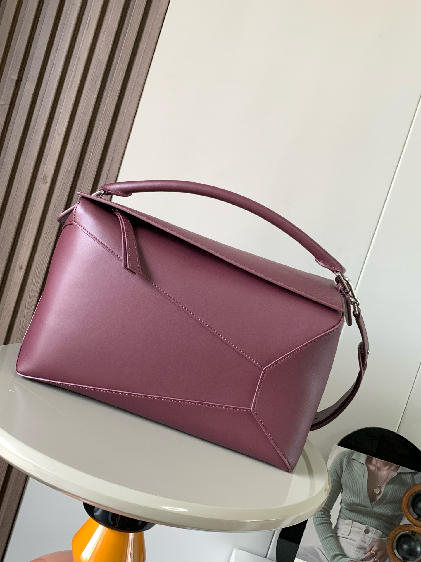 NO:208448,New glossy cowhide leather Puzzle size handbag Puzzle handbag is creative director Jonathan.  Jonathan Anderson created Puzzle’s unique geometric lines for the first handbag rectangular shape and precise cutting technology for LOEWE. This version is made of glossy cowhide leather with overlapping edges*Shoulder, crossbody or hand-held*Removable and adjustable shoulder strap*External rear zipper bag and two internal insert bags*Zipper closure cowhide head*Customizes with shoulder straps and personalized hangings*Suede lining*Anagram embossed to meet the needs of men and women Size 33cm~14.7cm~21.5cm Model number 9061 Color red, Loewe, loewe, loewe, cowhide19860909新款亮面牛皮革 Puzzle尺寸手袋Puzzle 手袋是创意总监乔纳森．安德森（ Jonathan Anderson）为 LOEWE 推出的首款手提包长方体形状和精确的切割技术创造了 Puzzle 独特的几何线条此版本采用亮面牛皮革制成饰有重叠边缘＊可肩背、斜挎或手提＊可拆卸可调节肩带＊外部后方拉链袋和两个内部插袋＊拉链开合牛皮革拉链头＊可以使用肩带和个性化挂饰进行定制＊绒面革衬里＊ Anagram 压纹 满足不同场合需求男女通用 尺寸33cm～14.7cm～21.5cm 款号9061 颜色勃良地红,罗意威,loewe,loewe,cowhide,Bag