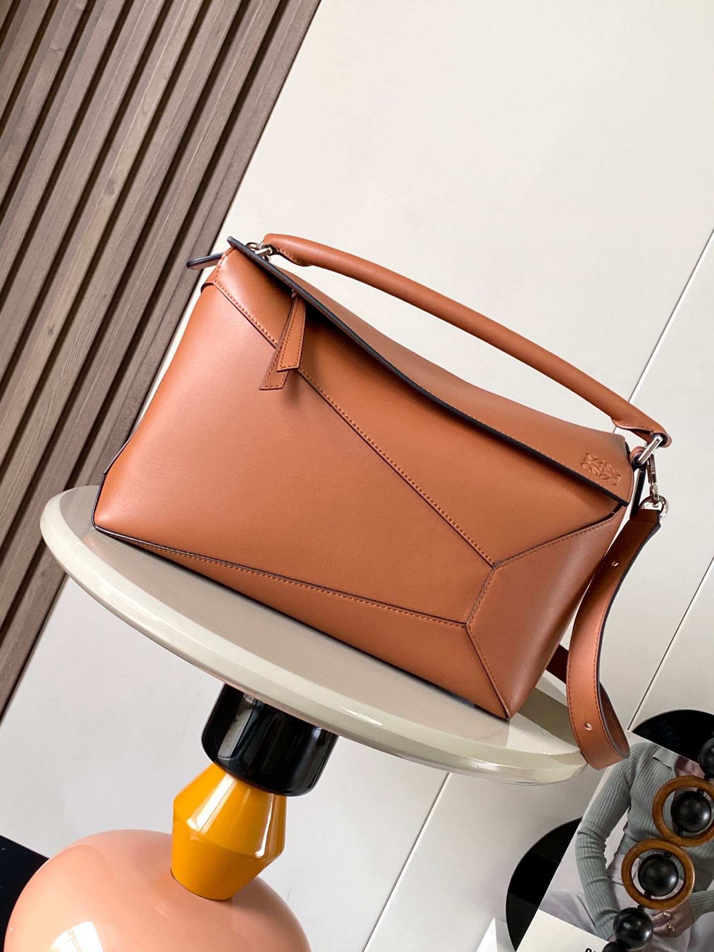 NO:208410,New glossy cowhide leather Puzzle size handbag Puzzle handbag is creative director Jonathan.  Jonathan Anderson created Puzzle’s unique geometric lines for the first handbag rectangular shape and precise cutting technology for LOEWE. This version is made of glossy cowhide leather with overlapping edges*Shoulder, crossbody or hand-held*Removable and adjustable shoulder strap*External rear zipper bag and two internal insert pockets*Zipper closure cowhide head*Can be customized with shoulder straps and personalized hangings*Suede lining*Anagram embossed to meet the needs of different occasionsSize 33cm~14.7cm~21.5cm Model number 9061 Color brown plain, Loewe, loewe, loewe, cowhide19860909新款亮面牛皮革 Puzzle尺寸手袋Puzzle 手袋是创意总监乔纳森．安德森（ Jonathan Anderson）为 LOEWE 推出的首款手提包长方体形状和精确的切割技术创造了 Puzzle 独特的几何线条此版本采用亮面牛皮革制成饰有重叠边缘＊可肩背、斜挎或手提＊可拆卸可调节肩带＊外部后方拉链袋和两个内部插袋＊拉链开合牛皮革拉链头＊可以使用肩带和个性化挂饰进行定制＊绒面革衬里＊ Anagram 压纹 满足不同场合需求男女通用 尺寸33cm～14.7cm～21.5cm 款号9061 颜色棕色平纹,罗意威,loewe,loewe,cowhide,Bag