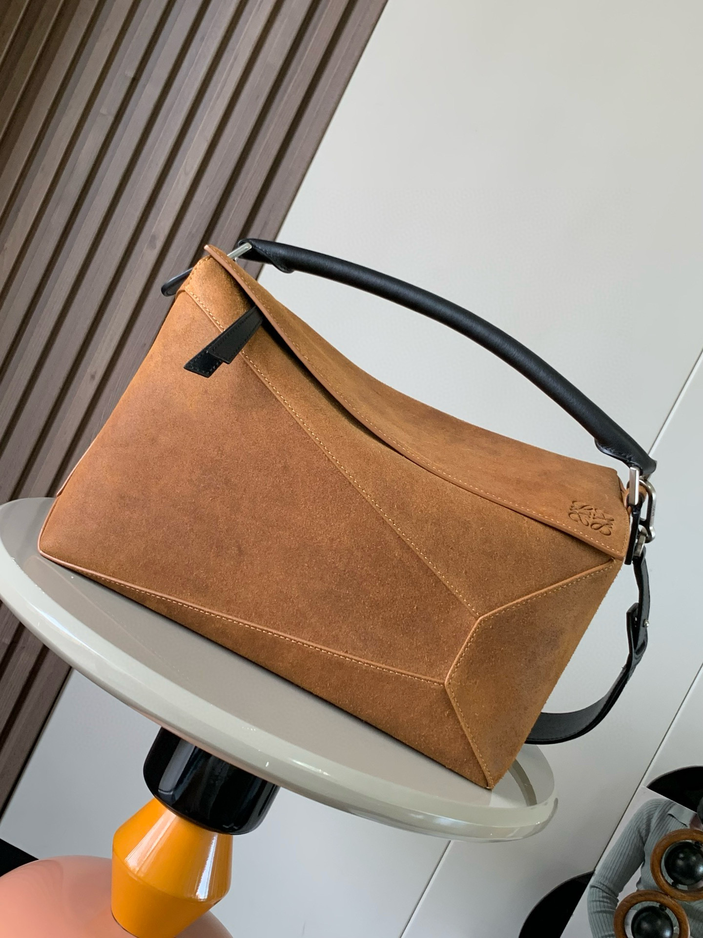 NO:208420,Large pressed suede Puzzle handbag The new star's Puzzle handbag is creative director Jonathan.  Jonathan Anderson created the Puzzle’s unique geometric lines for the first handbag rectangular shape and precise cutting technology for LOEWE. The large version of Puzzle is made of pressed suede with overlapping edges and leather trim * Shoulder-back, crossbody or hand-held * Removable and adjustable shoulder strap * External zipper pocket * Herringbone cotton canvas lining * Anagram embossed Color Cognac Size 33cm~14.7cm~21.5cm Model No. 9061, Loewe, loewe19860909大号压制绒面革 Puzzle 手袋 新品明星同款Puzzle 手袋是创意总监乔纳森．安德森( Jonathan Anderson）为 LOEWE 推出的首款手提包长方体形状和精确的切割技术创造了 Puzzle 别具一格的几何线条大号版本采用压制绒面革制成饰有重叠边缘和皮革饰边＊可肩背、斜挎或手提＊可拆卸可调节肩带＊外部拉链口袋＊人字纹棉质帆布衬里＊ Anagram 压纹 颜色干邑色 尺寸33cm～14.7cm～21.5cm 款号9061,罗意威,loewe,loewe,Bag