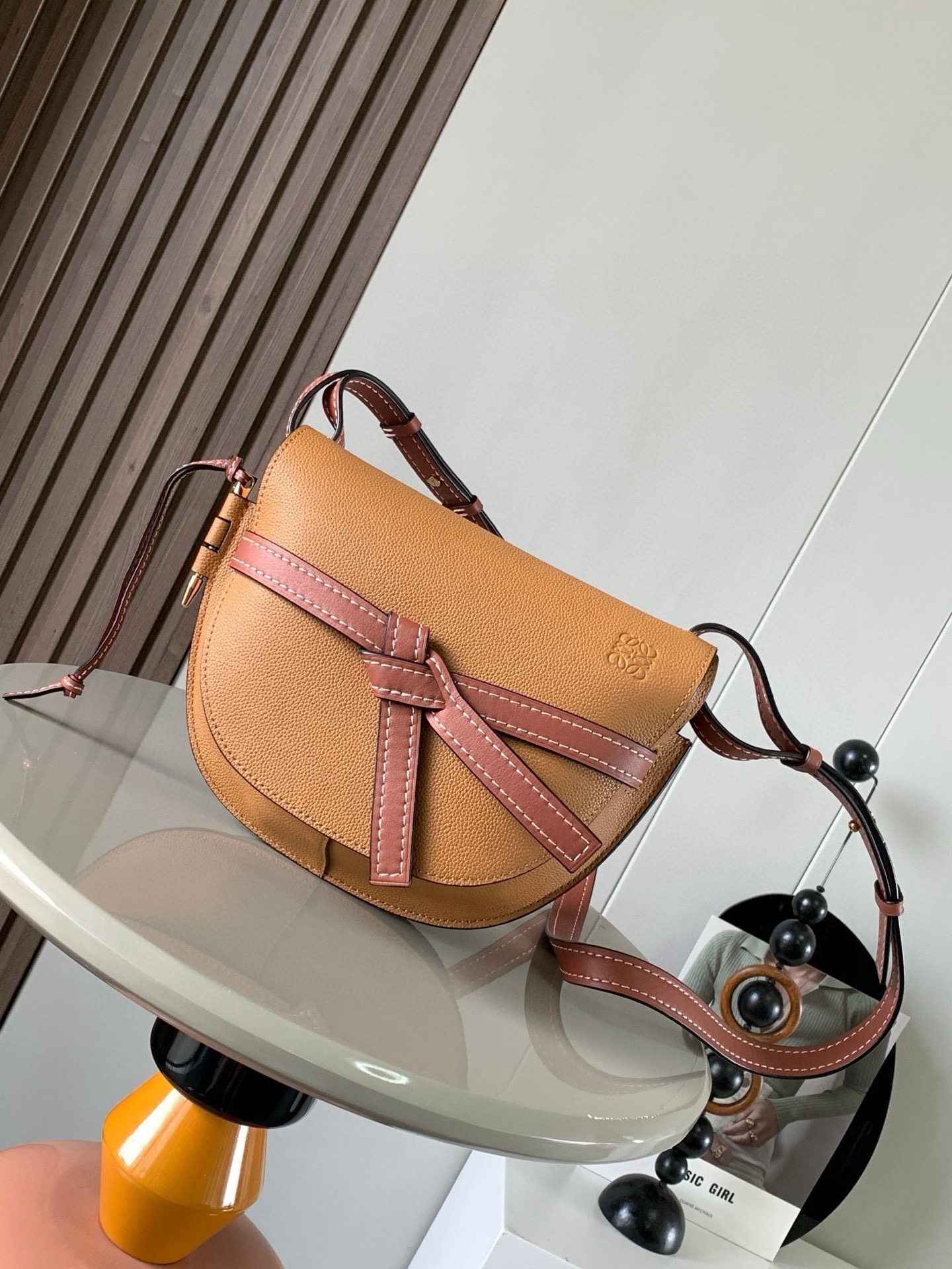 NO:208425,The popular small 25CM new saddle bag Gate Duel handbag gives gate a new life bag made of soft cowhide leather and is made of detachable and adjustable cowhide shoulder straps [Love] One-shoulder crossbody, waist bag. The chest bag is very ~ the upper body shows temperament and the capacity is also very online. The bow is not only a decoration, but also the only socket for the cover. There is only one bullet-type brass sheath with a brand exquisite logo. There is no other hardware accessories. It is completely tall and traditional Western European leather craftsmanship and design style. So it is lightweight. The shoulder strap adjusts the length. Any girl with height can control it. This is very nice. Size 25CM~19CM~11.5CM Model number 9034 Color caramel lyre, Luo Yiwei, loewe, cowhide19860909爆款 小号25CM 新款马鞍包Gate Duel手袋赋予了gate全新的生命包身采用柔软牛皮革精制而成可拆卸调节牛皮肩带[爱心]单肩斜挎、腰包 胸包都非常~背上身很显气质 容量也非常在线 蝴蝶结不仅是装饰,也是包盖的唯一插口全包只有一个带品牌精致logo 的子弹头式黄铜插鞘没有其他五金配件,完全是高大上的西欧传统皮革工艺性和设计风格So自重轻便,肩带调节长度,任何身高妹纸都可驾驭,这点很nice了 尺寸25CM~19CM~11.5CM 款号9034 颜色焦糖荔,罗意威,loewe,cowhide,Bag