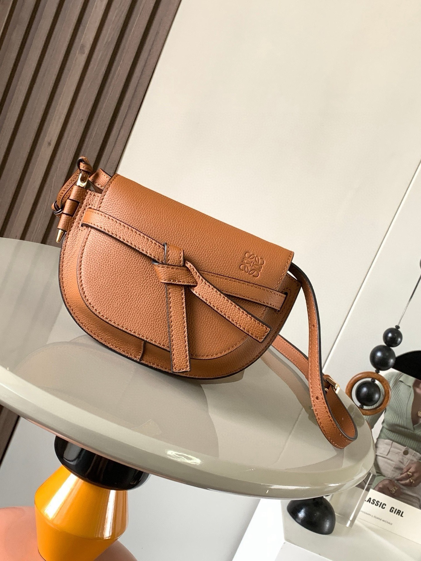 NO:208445,The hot mini 21CM new saddle bag Gate Duel handbag gives gate a new life bag made of soft cowhide leather and is made of detachable and adjustable cowhide shoulder straps [Love] One-shoulder crossbody, waist bag. The chest bag is very ~ the upper body shows temperament and the capacity is also very online. The bow is not only a decoration, but also the only socket for the cover. There is only one bullet-type brass sheath with a brand exquisite logo. There is no other hardware accessories. It is completely tall and traditional Western European leather craftsmanship and design style. So it is lightweight, and the shoulder strap adjusts the length. Any girl with height can control it. This is very nice. Size 21CM~13CM~9.5CM Model number 9032 Color oak brown, Luo Yiwei, loewe, cowhide19860909爆款 迷你21CM 新款马鞍包Gate Duel手袋赋予了gate全新的生命包身采用柔软牛皮革精制而成可拆卸调节牛皮肩带[爱心]单肩斜挎、腰包 胸包都非常~背上身很显气质 容量也非常在线 蝴蝶结不仅是装饰,也是包盖的唯一插口全包只有一个带品牌精致logo 的子弹头式黄铜插鞘没有其他五金配件,完全是高大上的西欧传统皮革工艺性和设计风格So自重轻便,肩带调节长度,任何身高妹纸都可驾驭,这点很nice了 尺寸21CM~13CM~9.5CM 款号9032 颜色橡木棕,罗意威,loewe,cowhide,Bag