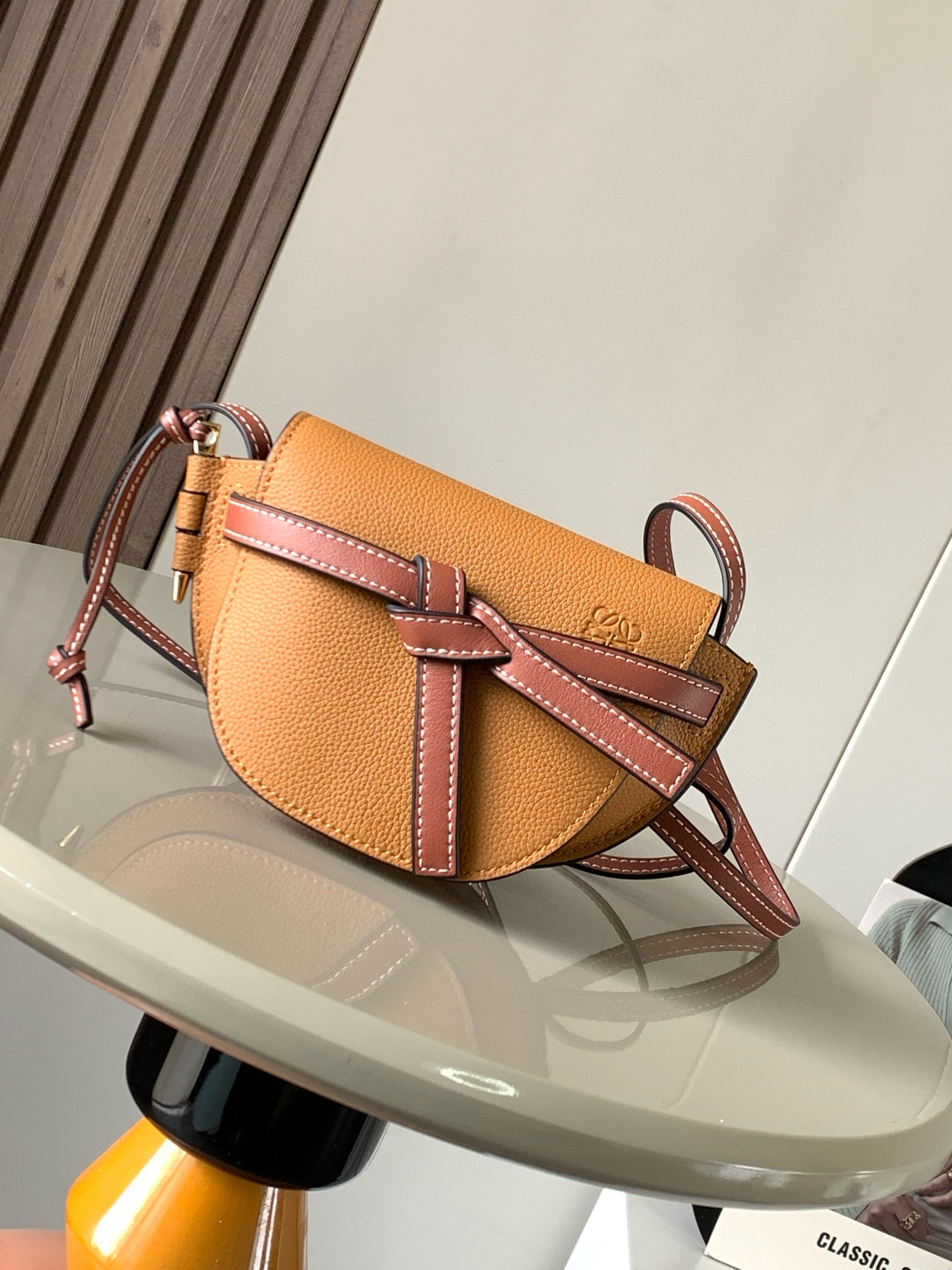 NO:208413,The hot mini 21CM new saddle bag Gate Duel handbag gives gate a new life bag made of soft cowhide leather and is made of detachable and adjustable cowhide shoulder straps [Love] One-shoulder crossbody, waist bag. The chest bag is very ~ the upper body shows temperament and the capacity is also very online. The bow is not only a decoration, but also the only socket for the cover. There is only one bullet-type brass sheath with a brand exquisite logo. There is no other hardware accessories. It is completely tall and traditional Western European leather craftsmanship and design style. So it is lightweight, and the shoulder strap adjusts the length. Any girl with height can control it. This is very nice. Size 21CM~13CM~9.5CM Model number 9046 Color caramel lyre, Luo Yiwei, loewe, cowhide19860909爆款 迷你21CM 新款马鞍包Gate Duel手袋赋予了gate全新的生命包身采用柔软牛皮革精制而成可拆卸调节牛皮肩带[爱心]单肩斜挎、腰包 胸包都非常~背上身很显气质 容量也非常在线 蝴蝶结不仅是装饰,也是包盖的唯一插口全包只有一个带品牌精致logo 的子弹头式黄铜插鞘没有其他五金配件,完全是高大上的西欧传统皮革工艺性和设计风格So自重轻便,肩带调节长度,任何身高妹纸都可驾驭,这点很nice了 尺寸21CM~13CM~9.5CM 款号9046 颜色焦糖荔,罗意威,loewe,cowhide,Bag