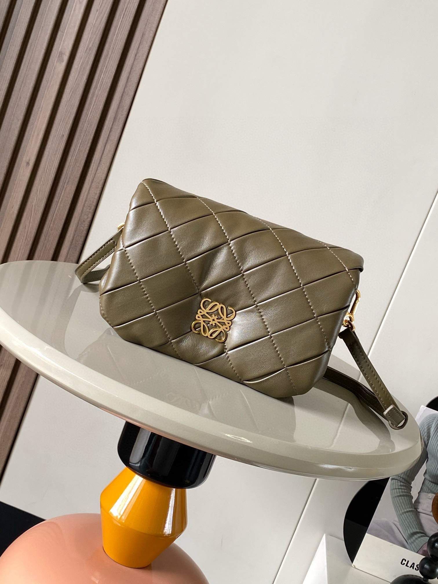 NO:208461,Mini glossy Napa Sheepskin Puffer Goya Handbags Goya Puffer inspired by Goya aesthetics and brings a new sensory and tactile dimension through shiny Napa Sheepskin with goose feather padding. This mini version is made of pleated sheepskin, hand-tailed, stitched and sewn * Various back methods for shoulder or hand-held * Removable and adjustable shoulder straps * Magnetic buckle opening and closing * One compartment and one zipper pocket * Napa Sheepskin Lining Color Khaki Green Size 20cm~6cm~13cm Model No. 9077, Loewe, sheepskin19860909迷你亮面纳帕羊皮革褶皱 Puffer Goya 手袋Goya Puffer 受到了Goya 美学的启发,通过带有鹅毛衬垫的闪亮纳帕羊皮革,带来了全新的感官和触觉维度此迷你版本采用褶皱羊皮革制成,经过手工剪裁、缝合和缝制＊多种背法可肩背或手拿＊可拆卸可调节肩带＊磁扣开合＊一个隔层和一个拉链口袋＊纳帕羊皮革衬里 颜色卡其绿 尺寸20cm～6cm～13cm 款号9077,罗意威,loewe,sheepskin,Bag