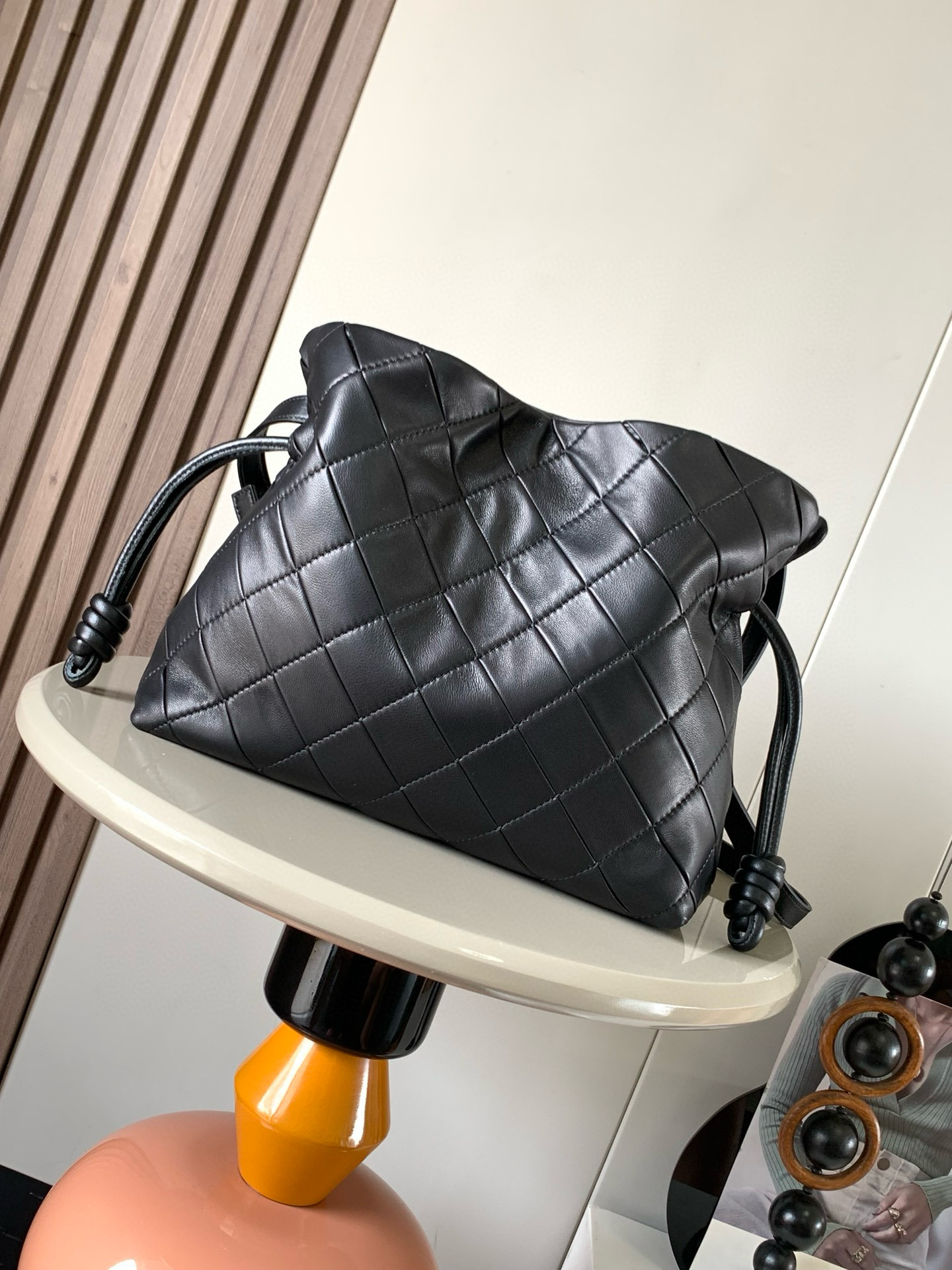 NO:208469,New medium pleated Napa Sheepskin Flamenco lucky bag clutch it is tightened by drawstring and tied with the signature coiled knot Medium version in shiny Napa Sheepskin has been hand-cut, stitched and sewn.* Medium Flamenco can hold large wallets, mobile phones of all models or an A5 laptop 500ml hand pot and sunglasses case* shoulder-mounted, crossbody or hand-mounted* removable adjustable shoulder straps* exquisite magnetic buckle* leather lining* Size 30cm~24.5cm~10.5cm Model No. 9086 Color black, Loewe, wallets, handbag, sheepskin19860909新款中号褶裥纳帕羊皮Flamenco 福袋手拿包它通过拉绳收紧 并打上标志性的盘绕结中号版本以闪亮纳帕羊皮革打造经过手工裁剪、缝合和缝制.*中号Flamenco可收纳大号钱包、所有型号的手机或一本A5笔记本500毫升手壶和太阳镜盒*可肩背、斜挎或手提*可拆卸可调节肩带*精妙磁扣*皮革衬里* 尺寸30cm～24.5cm～10.5cm 款号9086 颜色黑色,罗意威,loewe,wallets,handbag,sheepskin,Bag