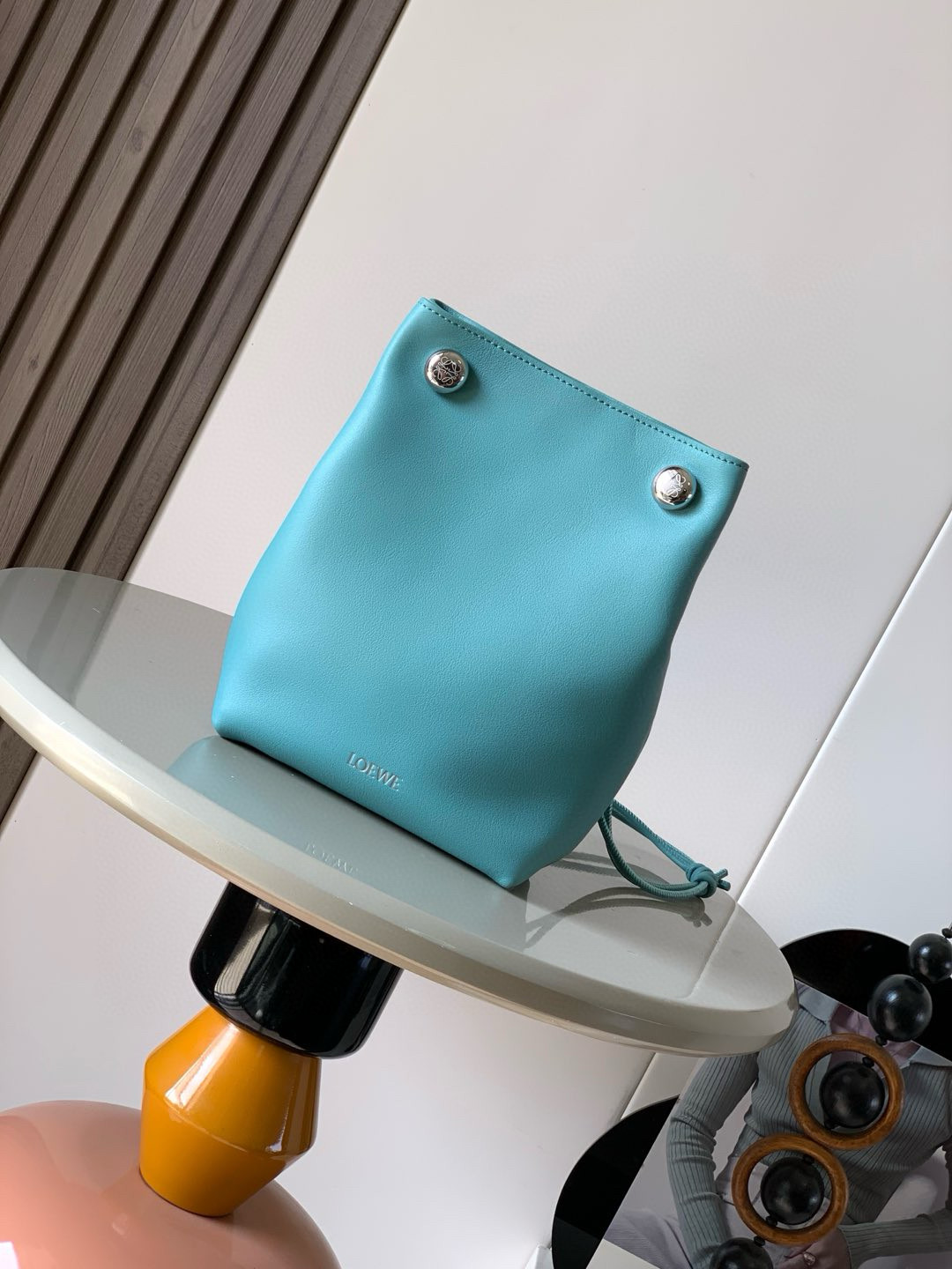 NO:208459,New smooth cowhide leather Pebble small bag Smooth cowhide leather small bag, with folding structure, tubular shoulder straps and double signature Anagram Pebble, although it looks small, it actually has a super large capacity!  Everyday necessities can be installed, and they look very light. Calf leather material is super soft and elastic to the touch. It has good wear resistance and is super lightweight. The lining is suede cowhide, texture is up~adjustable shoulder strap, 63 cm -123 cm long * Inner bag * Leather lining * LOEWE gold stamping, engraved Anagram logo Color water blue Size 17cm~7cm~21.5cm Model number 9092, Loewe, loewe, loewe, cowhide19860909新品光滑牛皮革 Pebble小袋 光滑牛皮革小袋,采用折叠结构、管状肩带和双重标志性Anagram Pebble别看它外观小巧,其实容量超级大！日常必需品都能装下,而且看起来也很轻便.小牛皮材质,摸起来超级柔软Q弹.耐磨性很好自重超轻,内衬是绒面牛皮革,质感up up~可调节肩带,63厘米﹣123厘米长＊内袋＊皮革衬里* LOEWE 烫金,镌刻 Anagram 标志 颜色水蓝色 尺寸17cm～7cm～21.5cm 款号9092,罗意威,loewe,loewe,cowhide,Bag