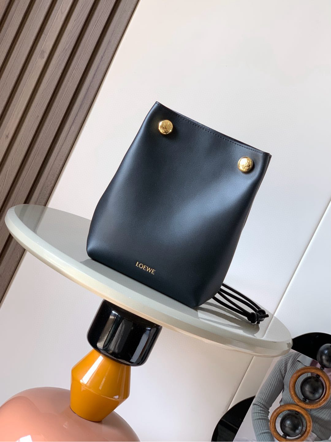 NO:208463,New smooth cowhide leather Pebble small bag Smooth cowhide leather small bag, with folding structure, tubular shoulder straps and double signature Anagram Pebble, although it looks small, it actually has a super large capacity!  Everyday necessities can be installed, and they look very light. Calf leather material is super soft and elastic to the touch. It has good wear resistance and is super lightweight. The lining is suede cowhide, texture is up~adjustable shoulder strap, 63 cm -123 cm long * Inner bag * Leather lining * LOEWE gold stamping, engraved Anagram logo Color black Size 17cm~7cm~21.5cm Model number 9092, Loewe, loewe, loewe, cowhide19860909新品光滑牛皮革 Pebble小袋 光滑牛皮革小袋,采用折叠结构、管状肩带和双重标志性Anagram Pebble别看它外观小巧,其实容量超级大！日常必需品都能装下,而且看起来也很轻便.小牛皮材质,摸起来超级柔软Q弹.耐磨性很好自重超轻,内衬是绒面牛皮革,质感up up~可调节肩带,63厘米﹣123厘米长＊内袋＊皮革衬里* LOEWE 烫金,镌刻 Anagram 标志 颜色黑色 尺寸17cm～7cm～21.5cm 款号9092,罗意威,loewe,loewe,cowhide,Bag