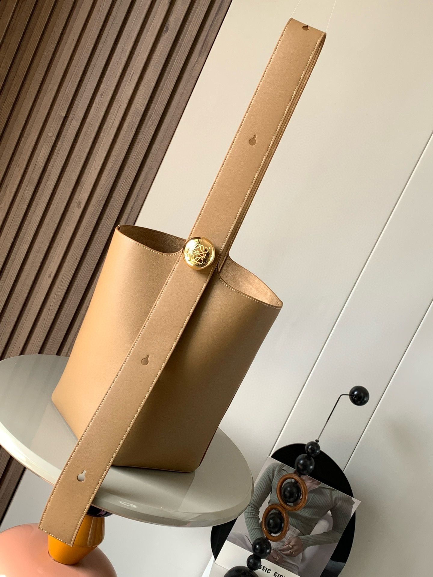 NO:208696,Medium soft cowhide leather Pebble Bucket Bag is another representative of L0EWE minimalism Bucket Bag is fashionable and simple and can be fitted with Anagram golden pebbles accessories. One feature of this bag is that the shoulder strap is very wide so it is more suitable for crossbody or like a male model on the show, holding the bag alone on the back shows freedom. Of course, wide shoulder strap is a double-door dressing welfare. One shoulder-back method is steady and neat. Pebble cleverly combines pure simple lines with eye-catching design style to create a unique and innovative handbag design. The iconic Anagram engraving hardware combines decorative and practical functions to adjust the length of the shoulder strap and is suitable for a variety of carrying methods. The unique twisted structure complements the delicate details. This medium version is made of soft cowhide leather. *Shoulder back or crossbody*Adjustable shoulder strap*Magnetic buckle closure*Inner bag 