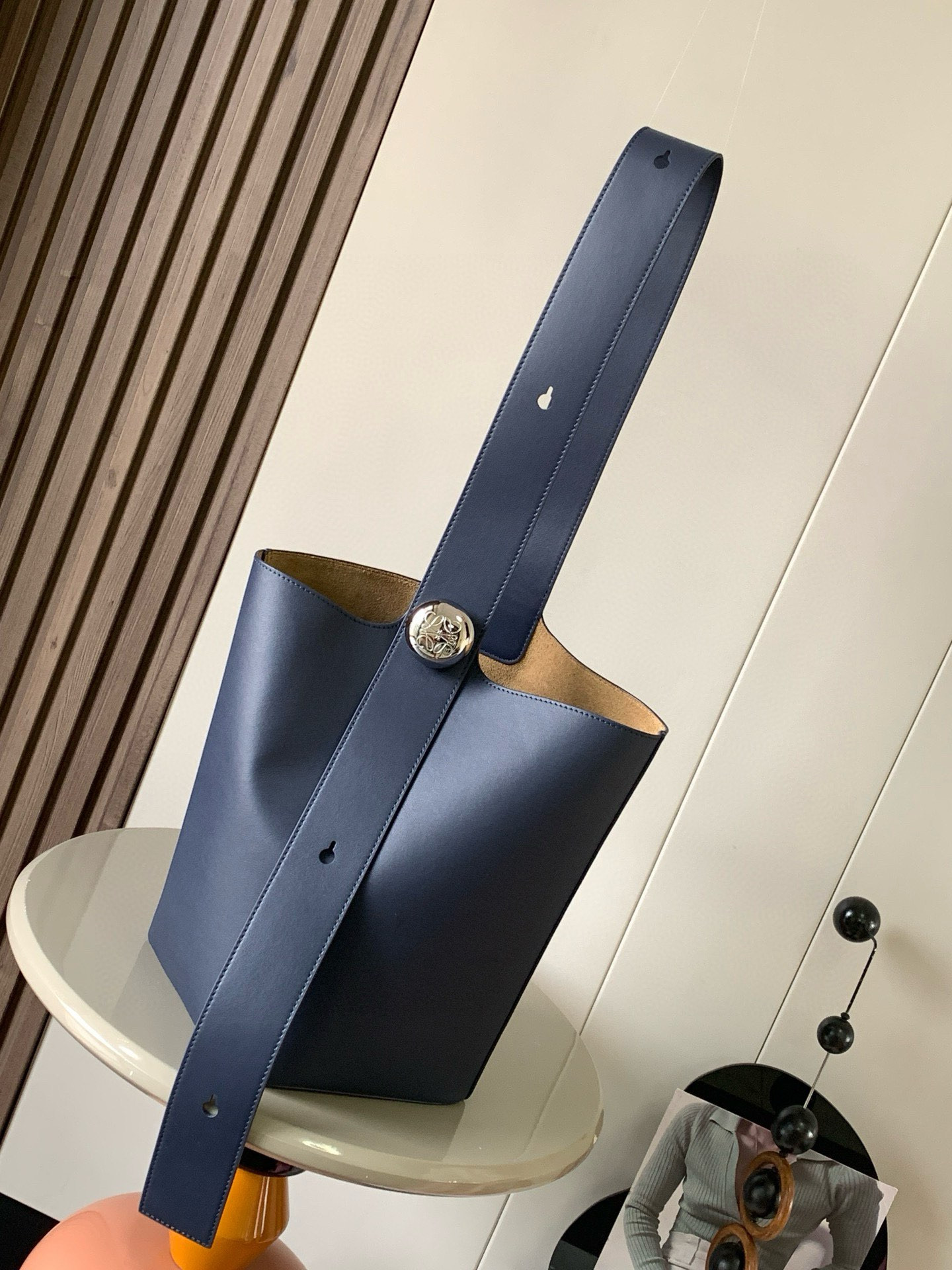 NO:208703,Medium soft cowhide leather Pebble Bucket Bag is another representative of L0EWE minimalism Bucket Bag is fashionable and simple and can be fitted with Anagram golden pebbles accessories. One feature of this bag is that the shoulder strap is very wide so it is more suitable for crossbody or like a male model on the show, holding the bag alone on the back shows freedom. Of course, wide shoulder strap is a double-door dressing welfare. One shoulder-back method is steady and neat. Pebble cleverly combines pure simple lines with eye-catching design style to create a unique and innovative handbag design. The iconic Anagram engraving hardware combines decorative and practical functions to adjust the length of the shoulder strap and is suitable for a variety of carrying methods. The unique twisted structure complements the delicate details. This medium version is made of soft cowhide leather. *Shoulder back or crossbody*Adjustable shoulder strap*Magnetic buckle closure*Inner bag 