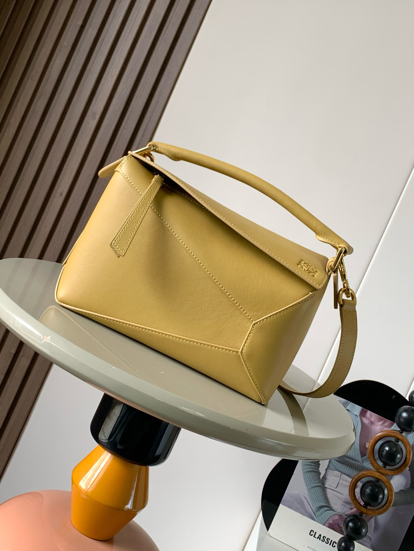 NO:208900,New version of geometric bag small 24CMPuzzle handbag!  Original imported Napa Calfs Roh's popular geometric bag Puzzle handbag is the first handbag launched by creative director Jonathan Anderson for L0EWE. The first handbag for the rectangular shape and precise cutting technology created Puzzle's unique geometric lines. This small version is made of soft Napa Calf leather. Small Puzzle can accommodate, for example, a large wallet, all sizes of mobile phones and sunglasses with oblique, shoulders, hand holds or top handles. Removable size 24CM~16CM~10CM Model number 9311 Color Desert Yellow, Loewe, loewe, wallets, cowhide19860909新版本几何包小号24CMPuzzle手袋！原厂进口纳帕小牛皮罗家爆款几何包Puzzle 手袋是创意总监乔纳森·安德森为 L0EWE 推出的首款手提包长方体形状和精确的切割技术创造了 Puzzle 独特的几何线条这个小尺寸版本采用柔软纳帕小牛皮革制成＊小号Puzzle 可以容纳例如一只大号钱包所有尺寸的手机和太阳镜斜、肩背、手拿或顶部提手携带＊可拆卸 尺寸24CM～16CM～10CM 款号9311 颜色沙漠黄,罗意威,loewe,loewe,wallets,cowhide,Bag