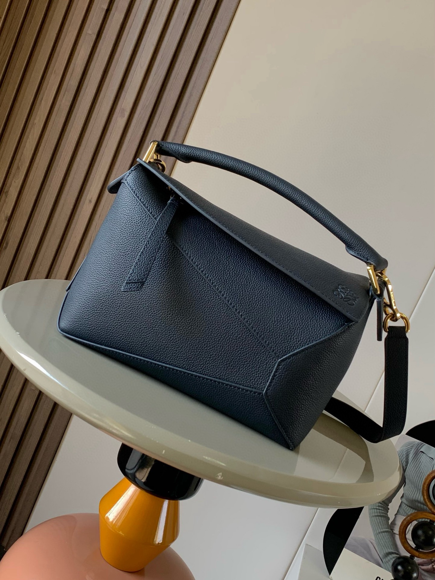 NO:208902,New version of geometric bag small 24CMPuzzle handbag!  Original imported Napa Calfs Roh's popular geometric bag Puzzle handbag is the first handbag launched by creative director Jonathan Anderson for L0EWE. The unique geometric lines of Puzzle are made of soft Napa Calf leather. This small-size version is made of soft Napa Calf leather. Small Puzzle can accommodate for example a large wallet with mobile phones and sunglasses of all sizes, shoulders, hand holds or top handles. Removable size 24CM~16CM~10CM Model number 9311 Color navy, Loewe, loewe, wallets, cowhide19860909新版本几何包小号24CMPuzzle手袋！原厂进口纳帕小牛皮罗家爆款几何包Puzzle 手袋是创意总监乔纳森·安德森为 L0EWE 推出的首款手提包长方体形状和精确的切割技术创造了 Puzzle 独特的几何线条这个小尺寸版本采用柔软纳帕小牛皮革制成＊小号Puzzle 可以容纳例如一只大号钱包所有尺寸的手机和太阳镜斜、肩背、手拿或顶部提手携带＊可拆卸 尺寸24CM～16CM～10CM 款号9311 颜色海军蓝,罗意威,loewe,loewe,wallets,cowhide,Bag