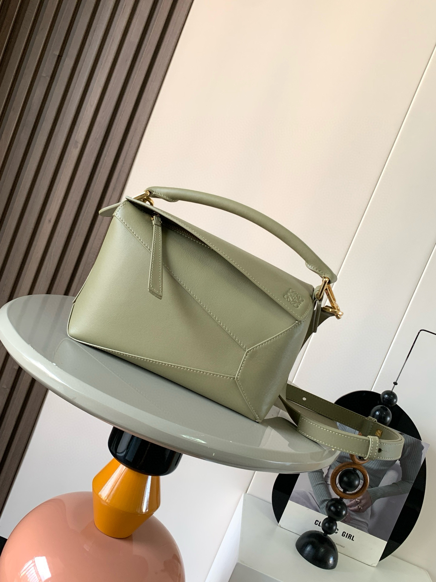 NO:208912,New version of geometric bag small 24CMPuzzle handbag!  Original imported Napa Calfs Roh's popular geometric bag Puzzle handbag is the first handbag for L0EWE, the first handbag for the rectangular shape and precise cutting technology. Puzzle's unique geometric lines. This small-size version is made of soft Napa Calf leather. Small Puzzle can accommodate, for example, a large wallet, all sizes of mobile phones and sunglasses with oblique, shoulders, hand holds or top handles. Removable size 24CM~16CM~10CM Model number 9311 Color eucalyptus green, Loewe, loewe, wallets, cowhide19860909新版本几何包小号24CMPuzzle手袋！原厂进口纳帕小牛皮罗家爆款几何包Puzzle 手袋是创意总监乔纳森·安德森为 L0EWE 推出的首款手提包长方体形状和精确的切割技术创造了 Puzzle 独特的几何线条这个小尺寸版本采用柔软纳帕小牛皮革制成＊小号Puzzle 可以容纳例如一只大号钱包所有尺寸的手机和太阳镜斜、肩背、手拿或顶部提手携带＊可拆卸 尺寸24CM～16CM～10CM 款号9311 颜色桉树绿,罗意威,loewe,loewe,wallets,cowhide,Bag