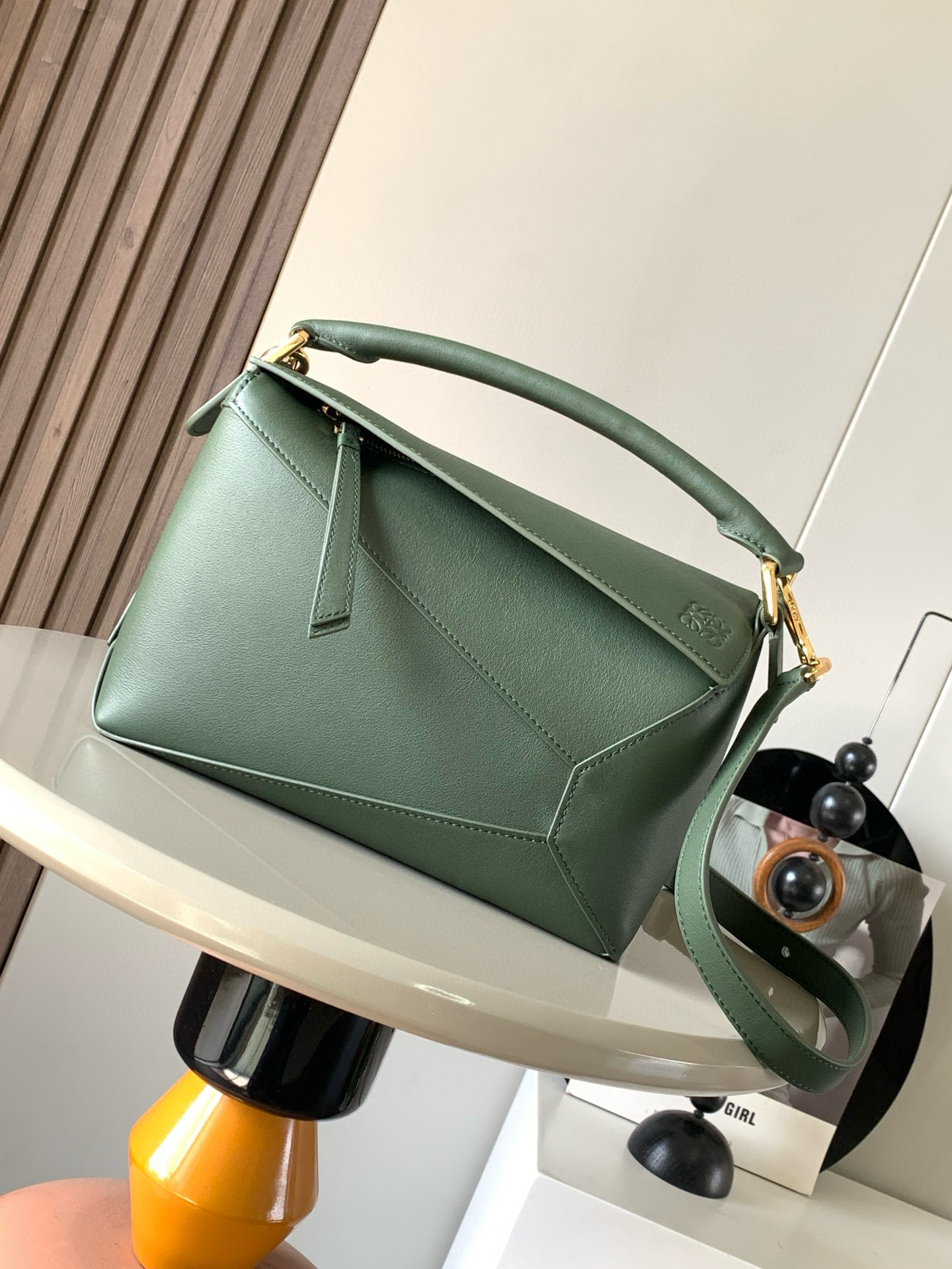 NO:208904,New version of geometric bag small 24CMPuzzle handbag!  Original imported Napa Calfs Roh's popular geometric bag Puzzle handbag is the first handbag launched by creative director Jonathan Anderson for L0EWE. The unique geometric lines of Puzzle are made of soft Napa Calf leather. This small version is made of soft Napa Calf leather. Small Puzzle can accommodate for example a large wallet, mobile phones of all sizes and sunglasses [Sun] [Sun] oblique, shoulder, hand hold or top handle carrying * removable Size 24CM~16CM~10CM Model number 9311 Color retro green, Loewe, loewe, wallets, cowhide19860909新版本几何包小号24CMPuzzle手袋！原厂进口纳帕小牛皮罗家爆款几何包Puzzle 手袋是创意总监乔纳森·安德森为 L0EWE 推出的首款手提包长方体形状和精确的切割技术创造了 Puzzle 独特的几何线条这个小尺寸版本采用柔软纳帕小牛皮革制成＊小号 Puzzle 可以容纳例如一只大号钱包、所有尺寸的手机和太阳镜[太阳][太阳]斜、肩背、手拿或顶部提手携带＊可拆卸 尺寸24CM～16CM～10CM 款号9311 颜色复古绿,罗意威,loewe,loewe,wallets,cowhide,Bag