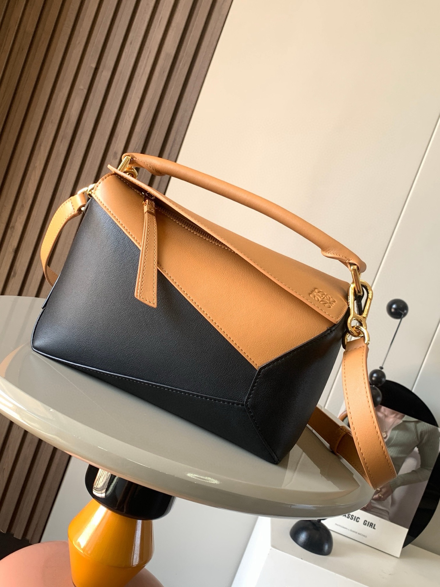 NO:208914,New version of geometric bag small 24CMPuzzle handbag!  Original imported Napa Calfs Pierro's popular geometric bag Puzzle handbag is the first handbag launched by creative director Jonathan Anderson for L0EWE. The unique geometric lines of Puzzle are made of soft Napa Calf leather. This small version is made of soft Napa Calf leather. Small Puzzle can accommodate for example a large wallet, mobile phones of all sizes and sunglasses [Sun] [Sun] oblique, shoulders, hand hold or top handle carrying * removable size 24CM~16CM~10CM Model number 9311 Color black and yellow, Loewe, loewe, wallets, cowhide19860909新版本几何包小号24CMPuzzle手袋！原厂进口纳帕小牛皮罗家爆款几何包Puzzle 手袋是创意总监乔纳森·安德森为 L0EWE 推出的首款手提包长方体形状和精确的切割技术创造了 Puzzle 独特的几何线条这个小尺寸版本采用柔软纳帕小牛皮革制成＊小号 Puzzle 可以容纳例如一只大号钱包、所有尺寸的手机和太阳镜[太阳][太阳]斜、肩背、手拿或顶部提手携带＊可拆卸 尺寸24CM～16CM～10CM 款号9311 颜色黑拼黄,罗意威,loewe,loewe,wallets,cowhide,Bag