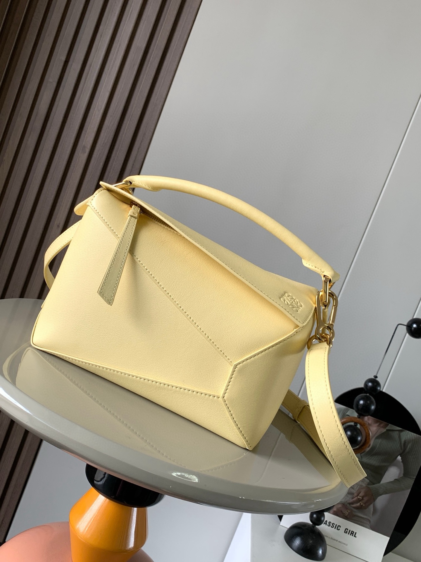 NO:208934,New version of geometric bag small 24CMPuzzle handbag!  Original imported Napa Calfs Roh's popular geometric bag Puzzle handbag is the first handbag launched by creative director Jonathan Anderson for L0EWE. The unique geometric lines of Puzzle are made of soft Napa Calf leather. This small version is made of soft Napa Calf leather. Small Puzzle can accommodate for example a large wallet, mobile phones of all sizes and sunglasses [Sun] [Sun] oblique, shoulder back, hand hold or top handle carrying * removable Size 24CM~16CM~10CM Model number 9311 Color yellow, Loewe, loewe, wallets, cowhide19860909新版本几何包小号24CMPuzzle手袋！原厂进口纳帕小牛皮罗家爆款几何包Puzzle 手袋是创意总监乔纳森·安德森为 L0EWE 推出的首款手提包长方体形状和精确的切割技术创造了 Puzzle 独特的几何线条这个小尺寸版本采用柔软纳帕小牛皮革制成＊小号 Puzzle 可以容纳例如一只大号钱包、所有尺寸的手机和太阳镜[太阳][太阳]斜、肩背、手拿或顶部提手携带＊可拆卸 尺寸24CM～16CM～10CM 款号9311 颜色黄色,罗意威,loewe,loewe,wallets,cowhide,Bag