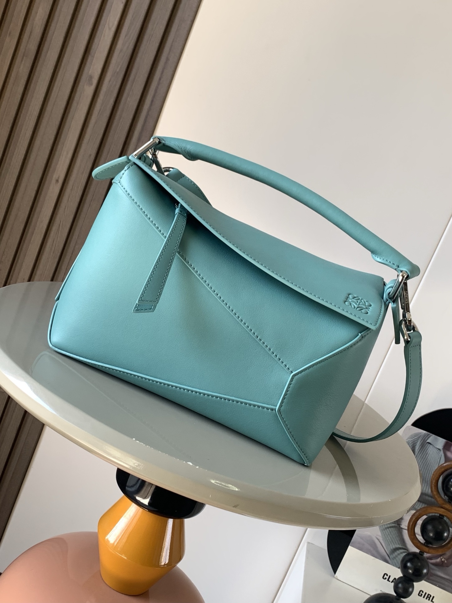 NO:209005,New version of geometric bag small 24CMPuzzle handbag!  Original imported Napa Calfs Roh's popular geometric bag Puzzle handbag is the first handbag for L0EWE, the first handbag for the rectangular shape and precise cutting technology. The small-size version is made of soft Napa Calf leather * Small Puzzle can accommodate for example a large wallet, mobile phones of all sizes and sunglasses [Sun] [Sun] oblique, shoulder back, hand hold or top handle carrying * removable Size 24CM~16CM~10CM Model number 9311 Color water blue, Loewe, loewe, wallets, cowhide19860909新版本几何包小号24CMPuzzle手袋！原厂进口纳帕小牛皮罗家爆款几何包Puzzle 手袋是创意总监乔纳森·安德森为 L0EWE 推出的首款手提包长方体形状和精确的切割技术创造了 Puzzle 独特的几何线条这个小尺寸版本采用柔软纳帕小牛皮革制成＊小号 Puzzle 可以容纳例如一只大号钱包、所有尺寸的手机和太阳镜[太阳][太阳]斜、肩背、手拿或顶部提手携带＊可拆卸 尺寸24CM～16CM～10CM 款号9311 颜色水蓝色,罗意威,loewe,loewe,wallets,cowhide,Bag