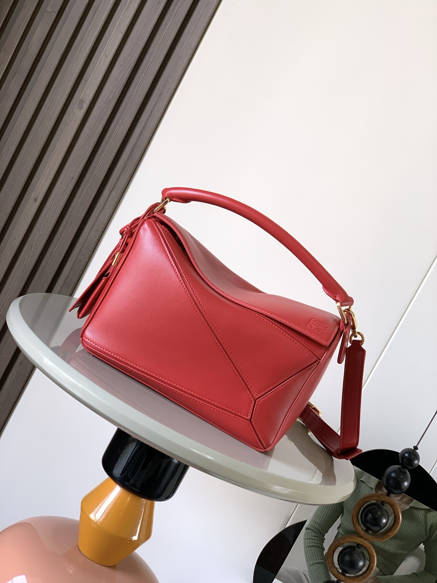 NO:209029,New version of geometric bag Small Napa Sheep Leather Featherlight Puzzle handbag, original imported Napa calf leather outlines rectangular shape with unique geometric lines. Soft and lightweight Napa leather injects casual and lazy style into the handbag.* shoulder-mounted, cross-body or portable* removable adjustable shoulder straps with rotary snaps* zipper closure, articulated zipper head* one external zipper rear pocket, an internal insert bag* removable, decorated with secret pockets and balloon dice* rectangular metal foot nails* This small version is made of soft Napa calf leather* Small Puzzle can accommodate, for example, a large wallet, all sizes of cell phones and sunglasses with oblique, shoulder-back, hand-holding or top handle carrying* removable Color Dark red Model No. 9096  Size 24CM~16CM~10CM, Loewe, wallets, cowhide, sheepskin19860909新版本几何包小号纳帕羊皮革 Featherlight Puzzle 手袋, 原厂进口纳帕小牛皮以别具一格的几何线条勾勒长方体造型.柔软轻盈的纳帕皮革为手袋注入随性慵懒的风格.*可肩背、斜挎或手提*可拆卸可调节肩带,饰有旋转卡扣*拉链开合,铰接式拉链头*一个外部拉链后袋,一个内部插袋*可拆卸,饰有隐秘口袋和气球骰子*长方形金属脚钉*这个小尺寸版本采用柔软纳帕小牛皮革制成＊小号Puzzle 可以容纳例如一只大号钱包所有尺寸的手机和太阳镜斜、肩背、手拿或顶部提手携带＊可拆卸 颜色深红色 款号9096 尺寸24CM～16CM～10CM,罗意威,loewe,wallets,cowhide,sheepskin,Bag