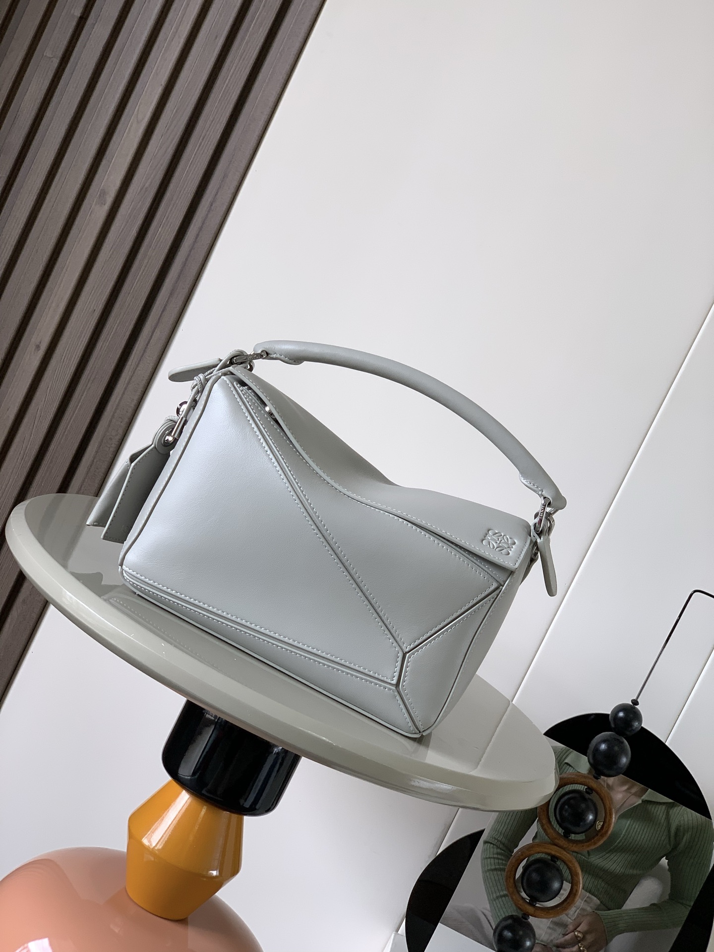 NO:209034,New version of geometric bag Small Napa Sheep Leather Featherlight Puzzle handbag, imported Napa calf leather outlines rectangular shape with unique geometric lines. Soft and lightweight Napa leather injects casual and lazy style into the handbag.*Shoulder, crossbody or portable*Removable adjustable shoulder straps with rotary snaps*zip closure, articulated zipper head*One exterior zipper rear pocket, an internal insert bag*removable, secluded pocket and balloon dice*Rectangular metal foot nails*This small version is made of soft Napa calf leather*Small Puzzle can accommodate, for example, a large wallet, all sizes of cell phones and sunglasses with oblique, shoulder, hand hold or top handle*removable Color Space Gray Model No. 9096  Size 24CM~16CM~10CM, Loewe, wallets, cowhide, sheepskin19860909新版本几何包小号纳帕羊皮革 Featherlight Puzzle 手袋, 原厂进口纳帕小牛皮以别具一格的几何线条勾勒长方体造型.柔软轻盈的纳帕皮革为手袋注入随性慵懒的风格.*可肩背、斜挎或手提*可拆卸可调节肩带,饰有旋转卡扣*拉链开合,铰接式拉链头*一个外部拉链后袋,一个内部插袋*可拆卸,饰有隐秘口袋和气球骰子*长方形金属脚钉*这个小尺寸版本采用柔软纳帕小牛皮革制成＊小号Puzzle 可以容纳例如一只大号钱包所有尺寸的手机和太阳镜斜、肩背、手拿或顶部提手携带＊可拆卸 颜色太空灰 款号9096 尺寸24CM～16CM～10CM,罗意威,loewe,wallets,cowhide,sheepskin,Bag