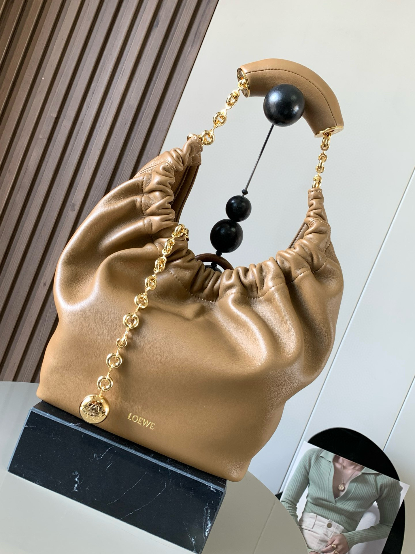 NO:209050,[Same Model in Celebrity] Small Napa Sheep Leather Squeeze Handbag is a new exquisite and soft handbag. The newly released Squeeze Handbag is made of soft and silky Mellow Napa Lambskin. The unlined structure effectively reduces the body's weight and is lighter. The meniscus shaped bag has an elegant ruffle closing, creating a relaxed and casual attitude. Another highlight of this bag is the ergonomic Squeeze airbag handle and exquisite donut chain made of brass. The length can be adjusted by chain ring or extended chain can be added, so that the airbag handles such as handcarrying, shoulders, crossbody, etc. can slide freely to improve comfort. The bottom of the chain is decorated with an Anagram Pebble pendant, adding agile details to the bag. Size 29CM~24CM~10.5CM  Oak Brown, Loewe, sheepskin19860909【明星同款】小号纳帕羊皮革Squeeze手袋是款精致而柔美的全新手袋全新发布的 Squeeze 手袋采用柔软丝滑的Mellow纳帕小羊皮制作而成无衬里结构有效减轻包身自重观感上也更为轻盈弯月形包口以优雅的褶边收口,营造出轻松又随性的态度这款包包还有一大亮点是符合人体工程学的 Squeeze 气囊手柄搭配黄铜打造的精美甜甜圈链条可通过链环调节长短或添加延长链,实现手拎、肩背、斜挎等不同背法气囊手柄可自由滑动位置以提升舒适度链条底部点缀一枚 Anagram Pebble 吊坠,为包包增添灵动细节 尺寸29CM～24CM～10.5CM 款号橡木棕,罗意威,loewe,sheepskin,Bag