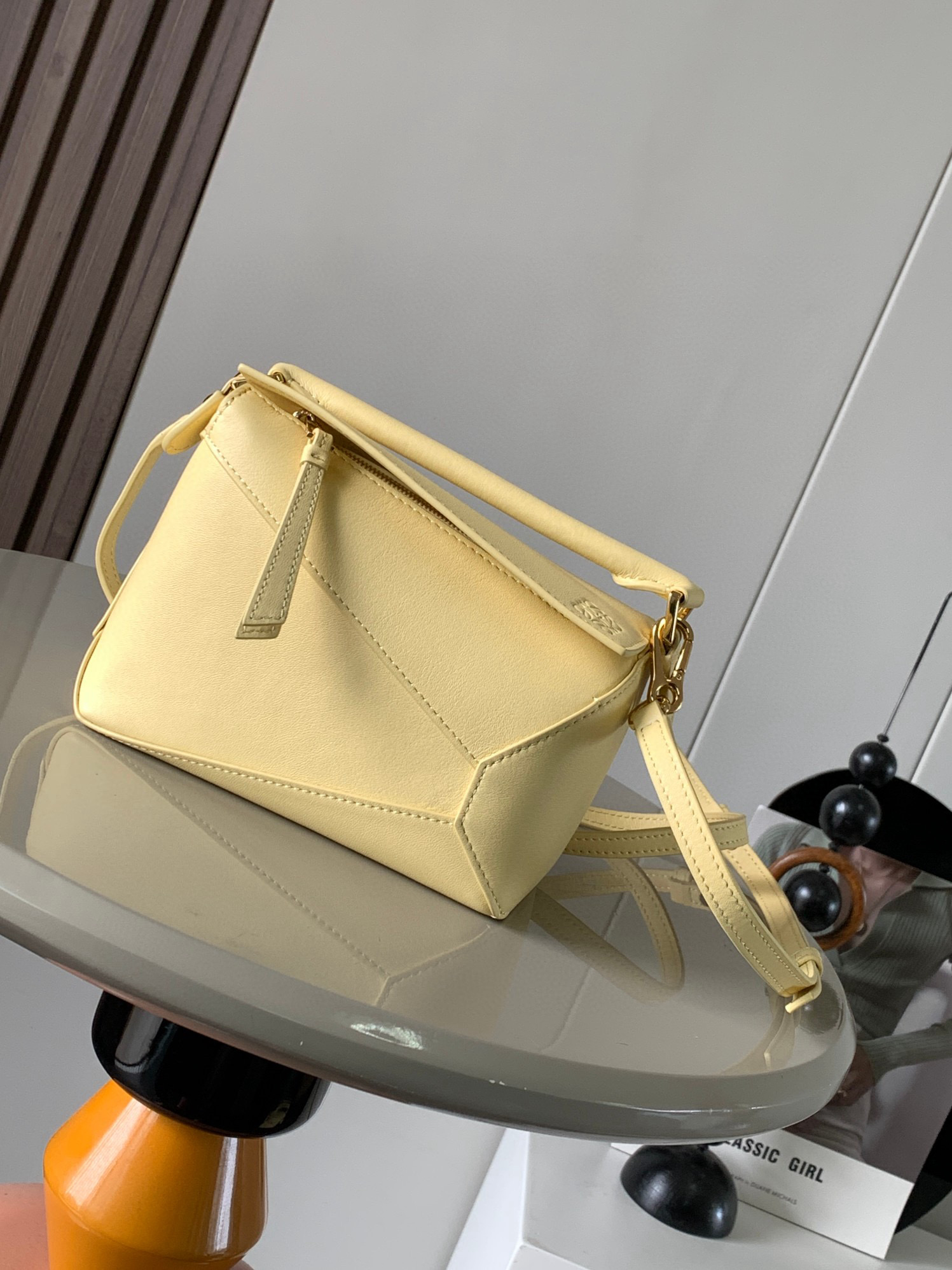 NO:209348,The hot new version of the geometric bag mini 18CM original imported Napa calfskin Puzzle handbag is the creative director Jonathan.  Anderson has created Puzzle's unique geometric lines for the first handbag rectangular shape and precise cutting technology for L0EWE. This mini version is made of classic cowhide leather. The mini Puzzle can accommodate, for example, a small vertical wallet, most sized mobile phones (up to 6.1 inches) and sunglasses case crossbody, shoulder, hand hold or top carry. The weight of the removable shoulder strap bag is almost ignored. It is practical to stir-fry chicken, and it is used to install a mobile phone wallet lipstick powder when you go out. It has no cumbersome feeling, and life is easy and pleasant from now on (the xs, plus you care most about is OK) Size 18~12.5~8CM Model number 9310 Color vanilla color, Loewe, wallets, cowhide19860909爆款新版本几何包迷你18CM原厂进口纳帕小牛皮Puzzle手袋是创意总监乔纳森．安德森为 L0EWE 推出的首款手提包长方体形状和精确的切割技术创造了 Puzzle 独特的几何线条.这个迷你版本采用经典牛皮革制成迷你 Puzzle 可以容纳例如一只小号垂直钱包、大多数尺寸的手机（最大6.1英寸）和太阳镜盒斜挎、肩背、手拿或顶部提手携带.可拆卸肩带包包自身重量几乎忽略,炒鸡实用,出门装手机小钱包口红粉饼,毫无累赘感,轻松愉快人生从此开启(你们最关心的xs,plus都ok哈） 尺寸18～12.5～8CM 款号9310 颜色香草色,罗意威,loewe,wallets,cowhide,Bag