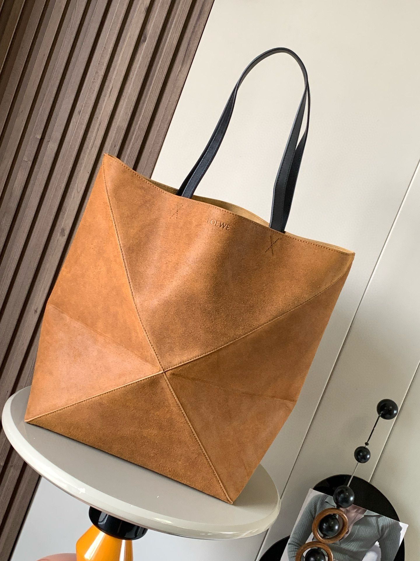 NO:209913,Extra-large pressed suede Puzzle Fold Handbags Puzzle Fold Handbags draw inspiration from the geometric lines of the brand's classic handbag series, and reinterpret the geometric architectural aesthetics. The brand can fully fold it. It is a travel companion brand uses creativity to create soft and light handbags, paired with the low-key and elegant LOEWE brand logo. This extra-large version is made of pressed suede with leather trim. * Can be shoulder or portable * Suede lining * Embossed Color Cognac Size 42cm~18cm~41cm Model No. 9033, Loewe, loewe, loewe19860909特大号压制绒面革 Puzzle Fold 手袋新品 Puzzle Fold 手袋从品牌经典手袋系列的几何线条汲取灵感以富含几何建筑美感的镶片重新诠释能完全折叠可谓旅行良伴品牌运用创意巧思打造柔软轻盈的手袋,搭配低调雅致的 LOEWE 罗意威品牌标志.此特大号版本采用压制绒面革制成搭配皮革饰边.＊可肩背或手提＊绒面革衬里＊压纹 颜色干邑色 尺寸42cm～18cm～41cm 款号9033,罗意威,loewe,loewe,Bag
